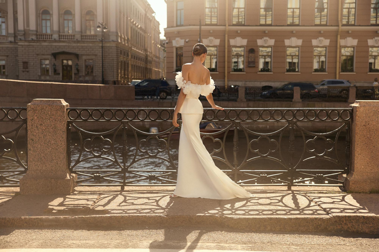 Свадебное платье с баской и цветочными бретелями фото