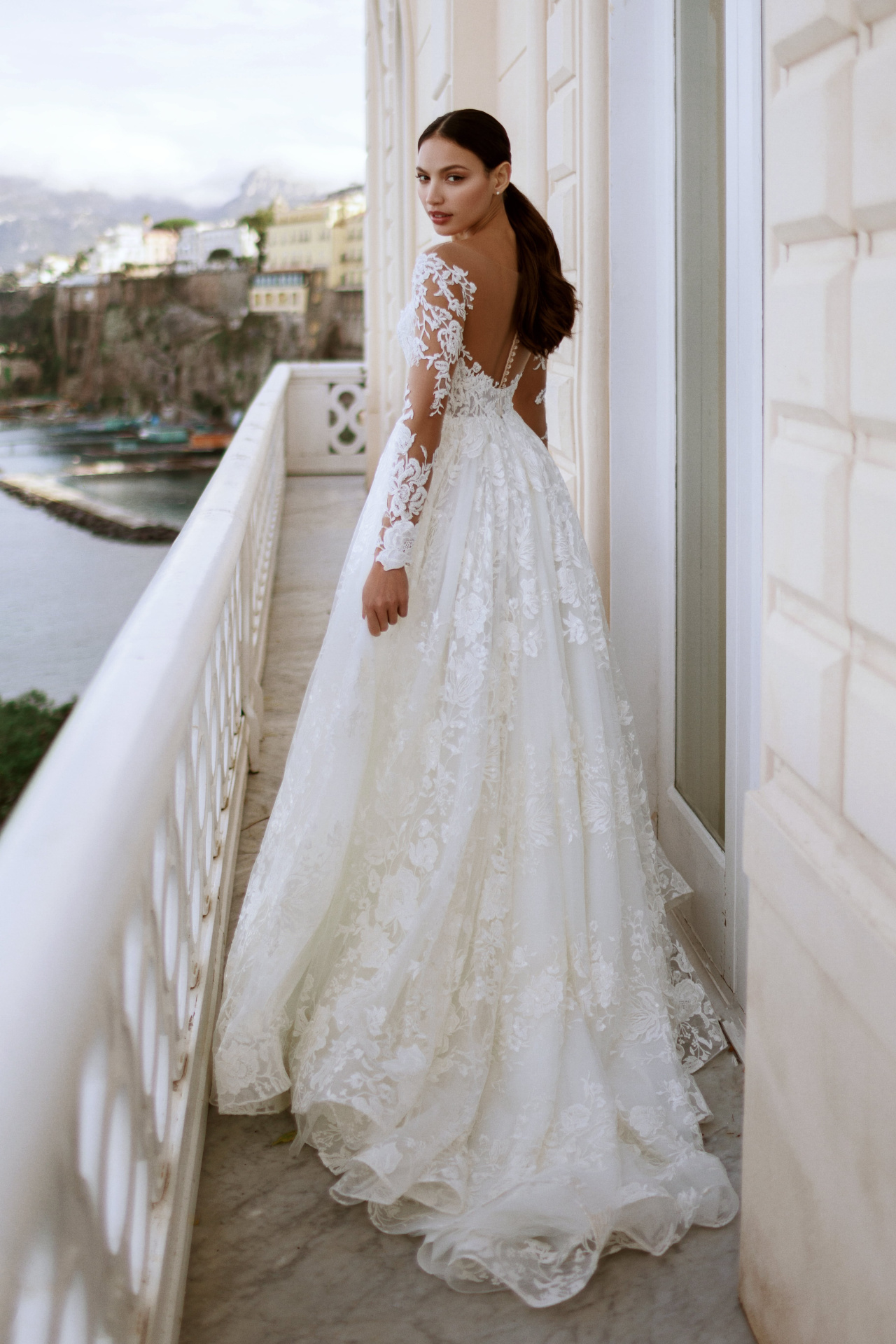 Роскошное кружевное свадебное платье со шлейфом фото