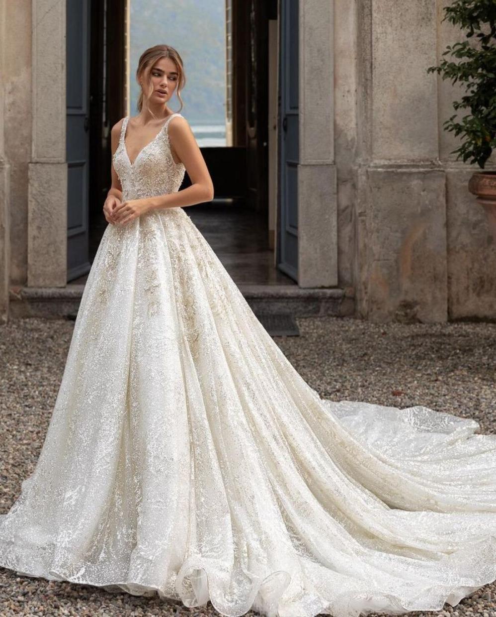 Роскошное свадебное платье с длинным шлейфом фото