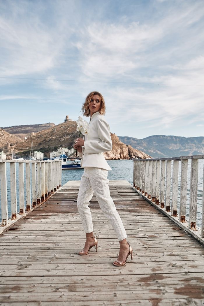 Белый жакет с поясом