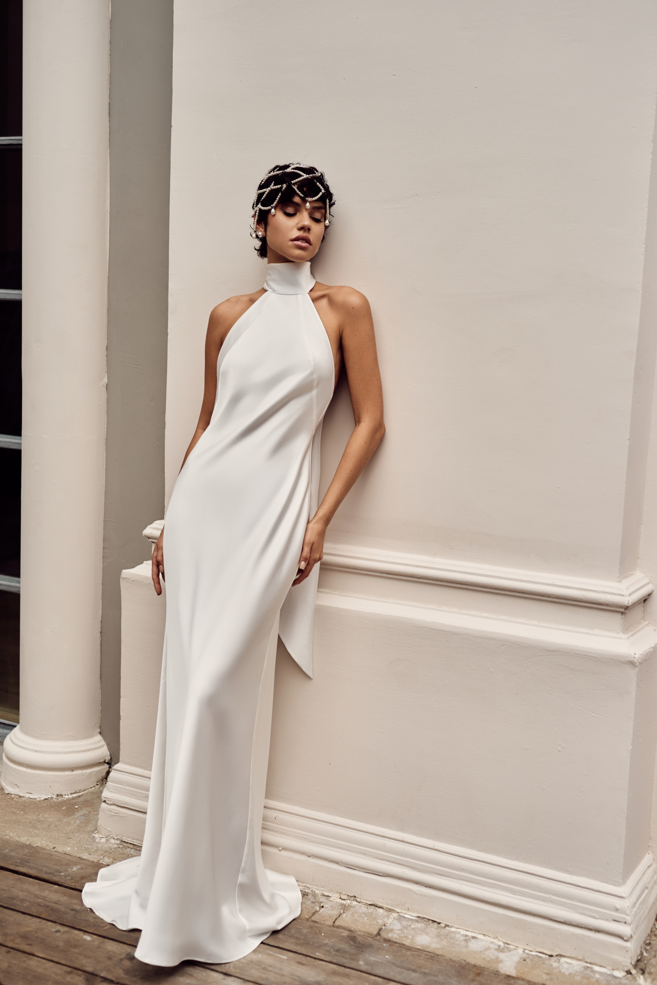 Легкое платье с воротником-стойкой фото