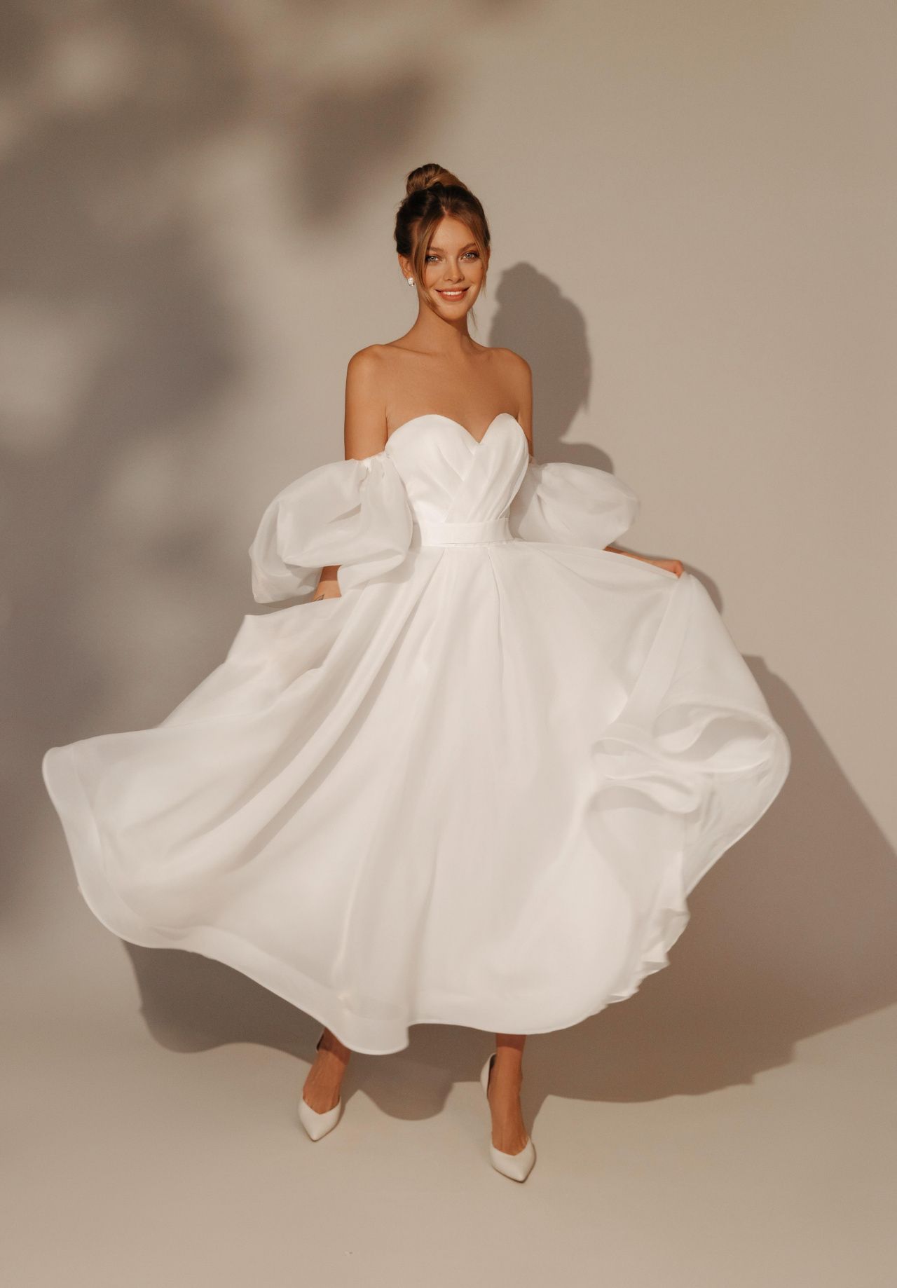 Белое свадебное платье миди с объемными рукавами фото