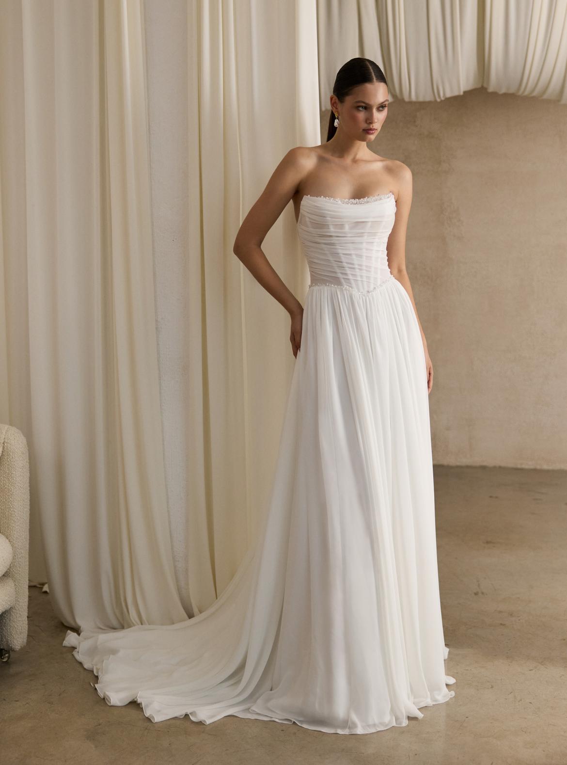 Шифоновое свадебное платье с жемчугом на корсете фото