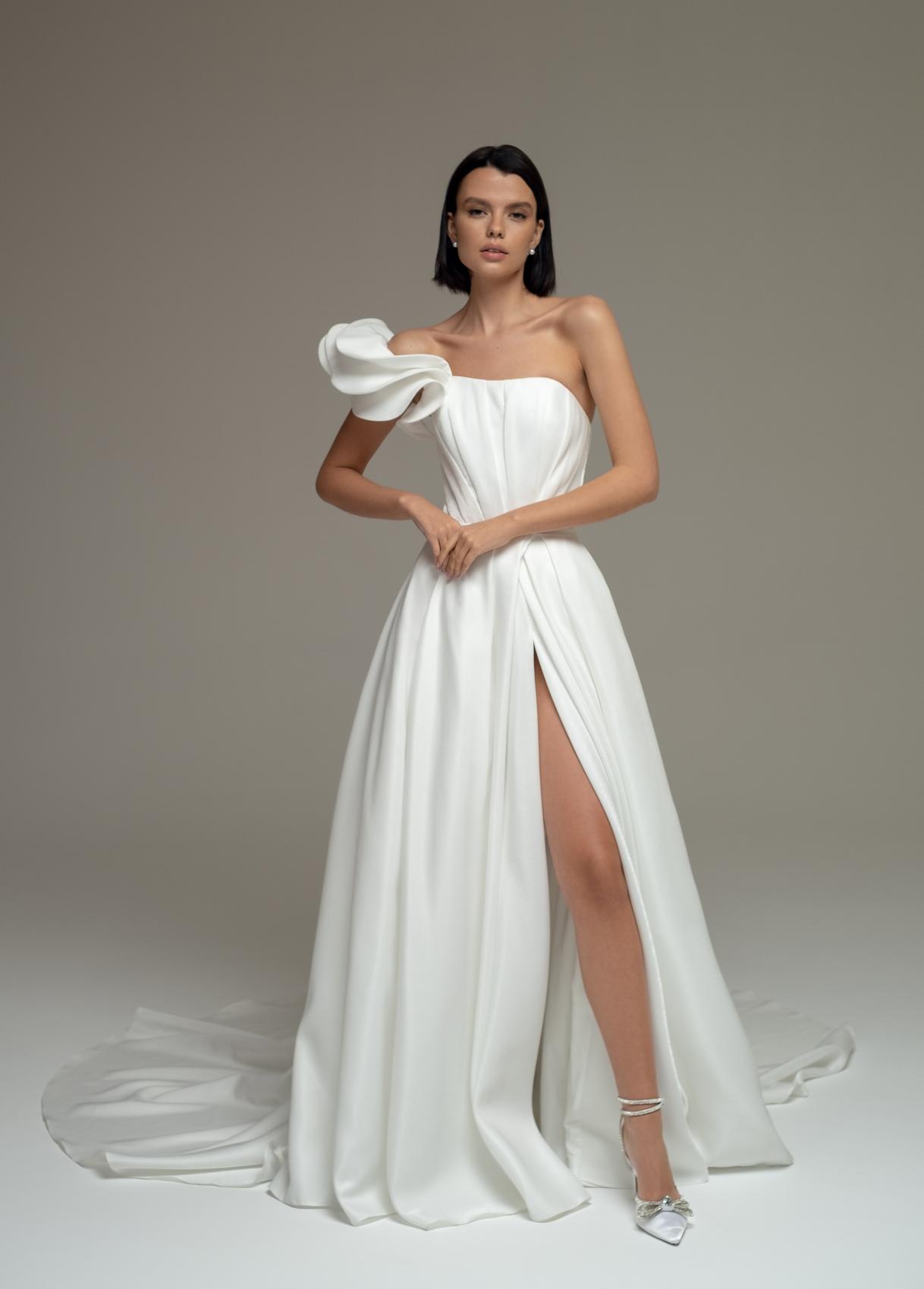 Стильное дизайнерское свадебное платье фото