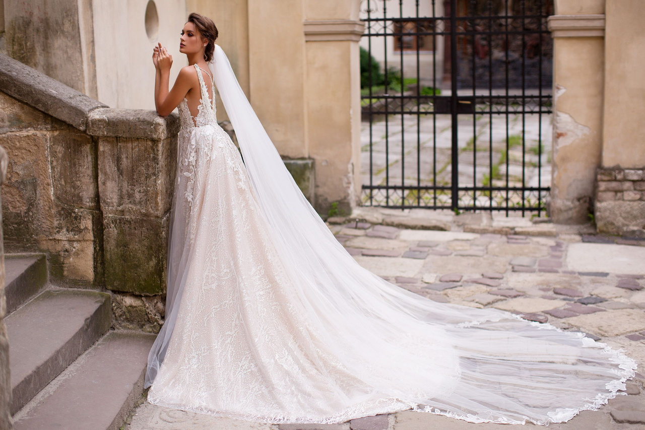 Роскошное блестящее платье на тонких бретелях фото