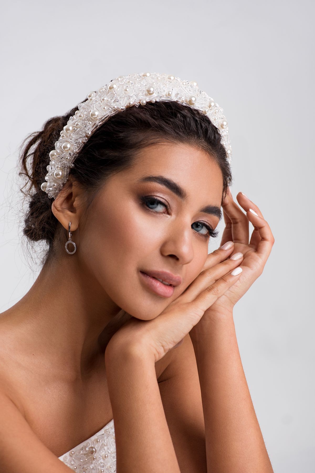 Широкий ободок с жемчугом и стеклярусом фото