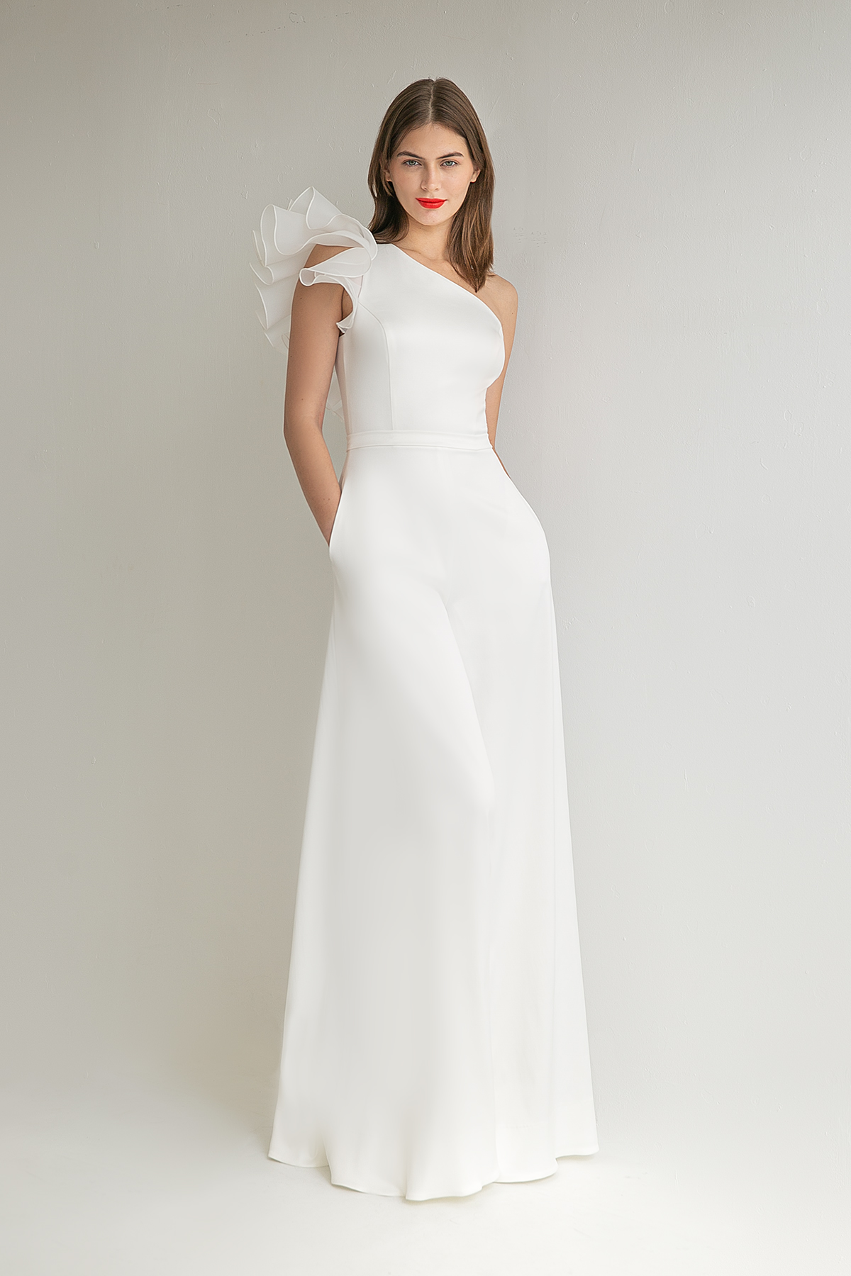 Свадебный комбинезон на одно плечо фото