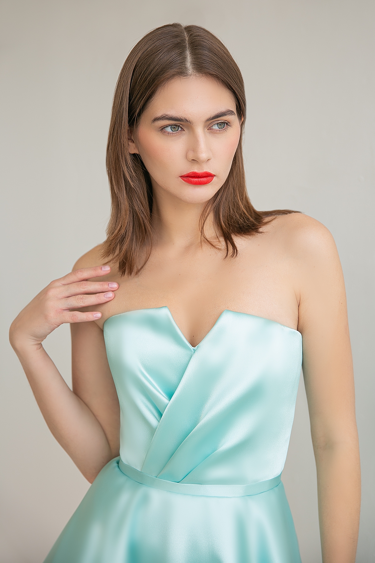 Вечернее платье цвета тиффани миди со съемными рукавами фото