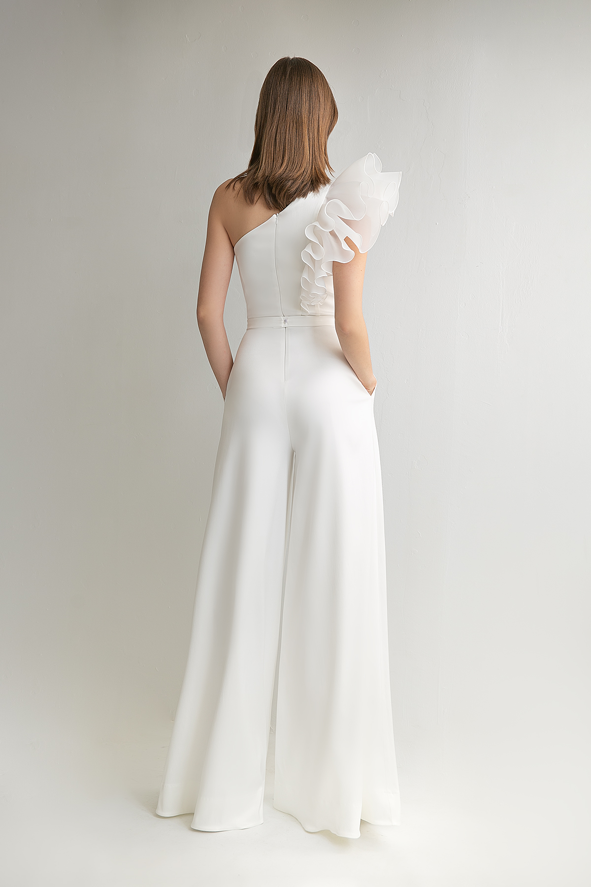 Свадебный комбинезон на одно плечо фото