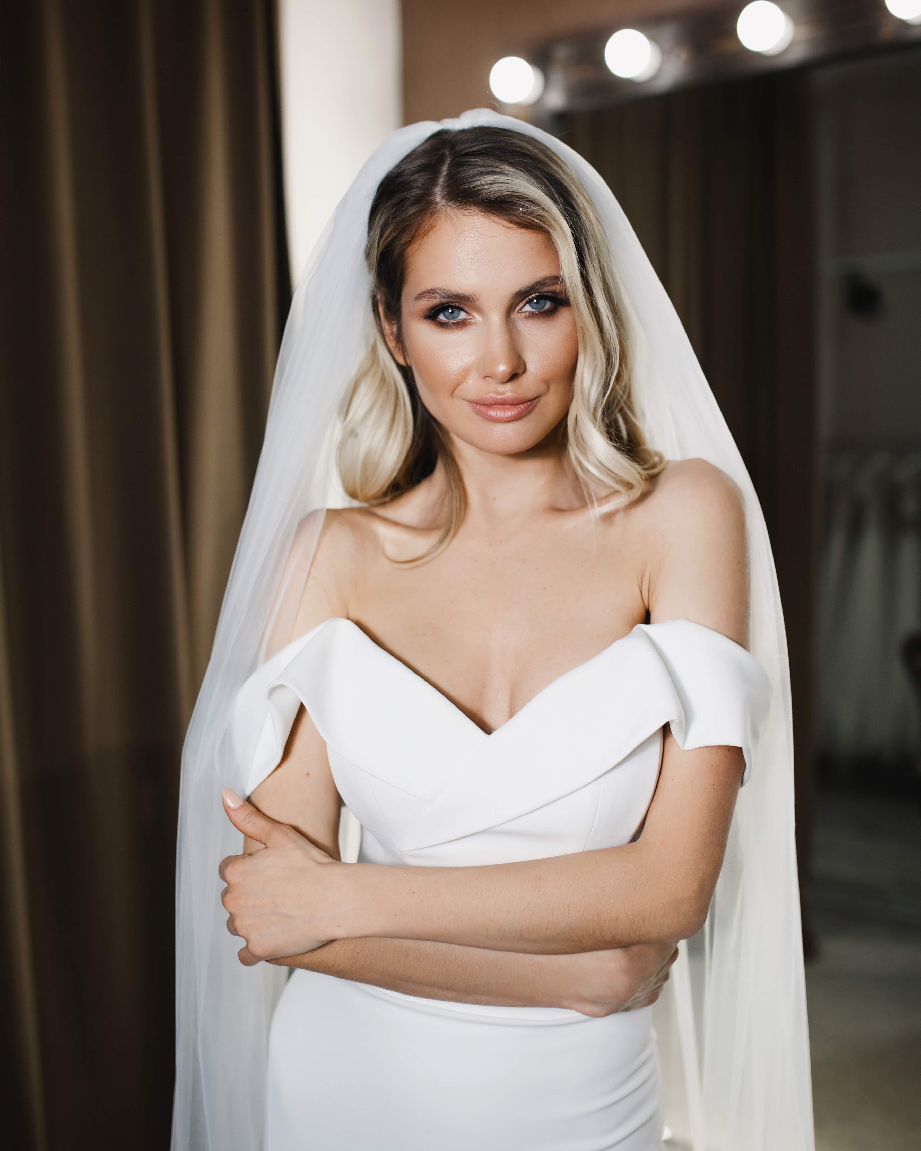 Атласное свадебное платье рыбка со спущенными плечиками фото