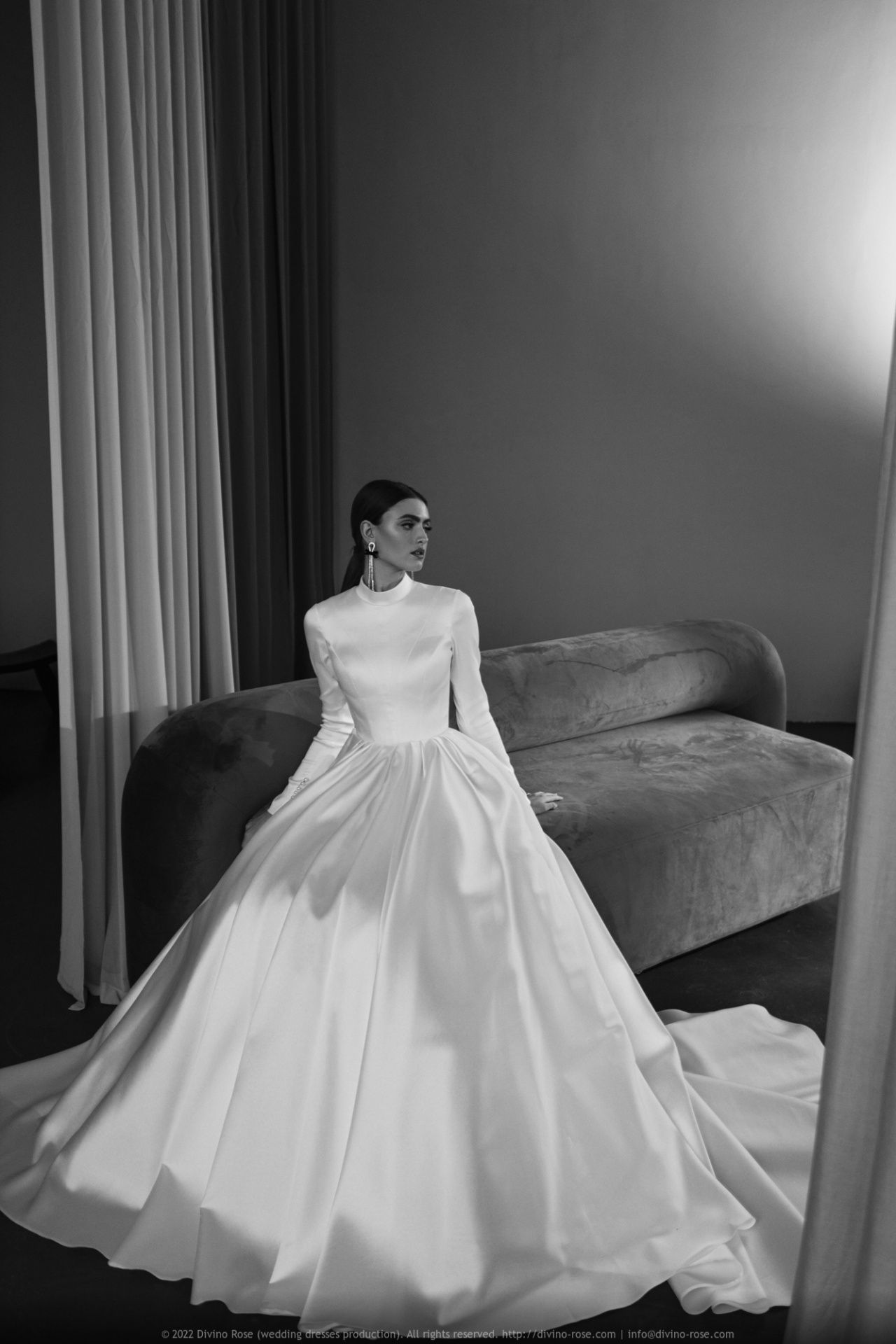 Закрытое атласное платье фото