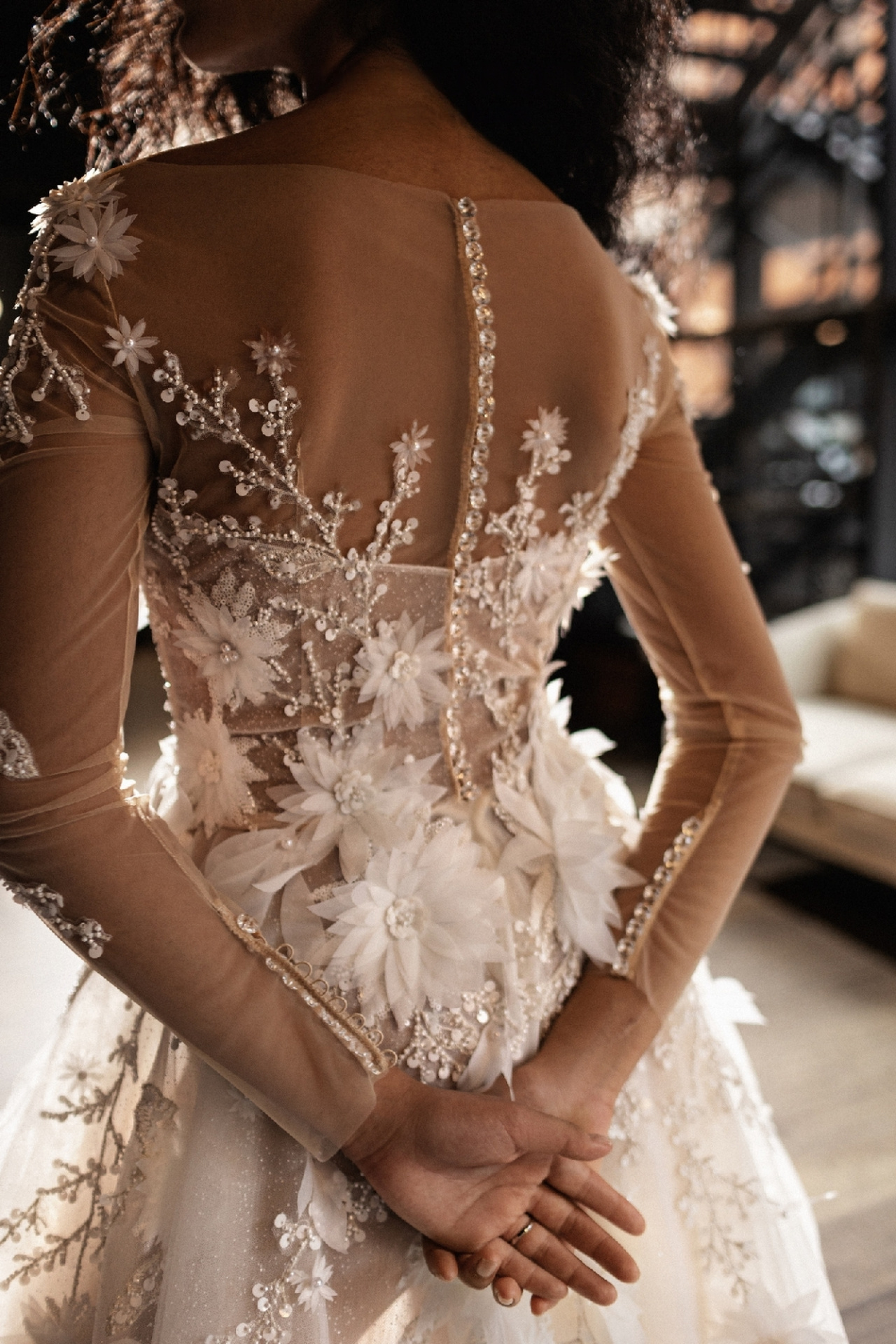 Дизайнерское свадебное платье с объемными цветами фото