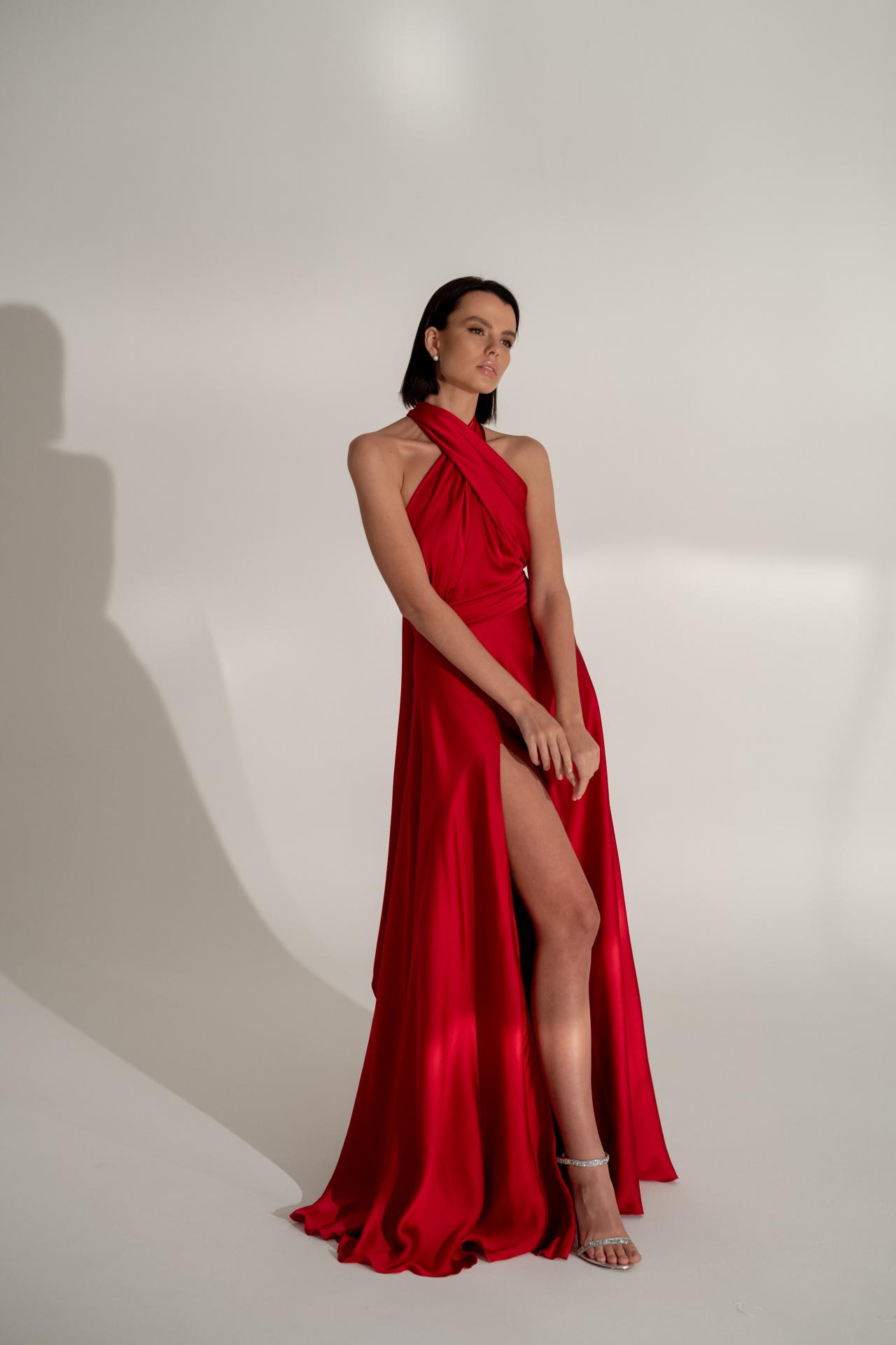 Шелковое вечернее платье рубинового цвета фото