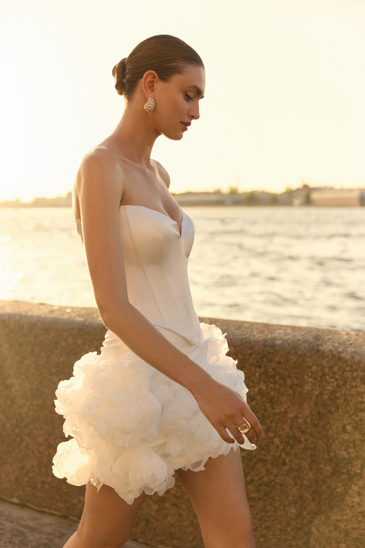 Свадебное платье мини с цветочной юбкой фото