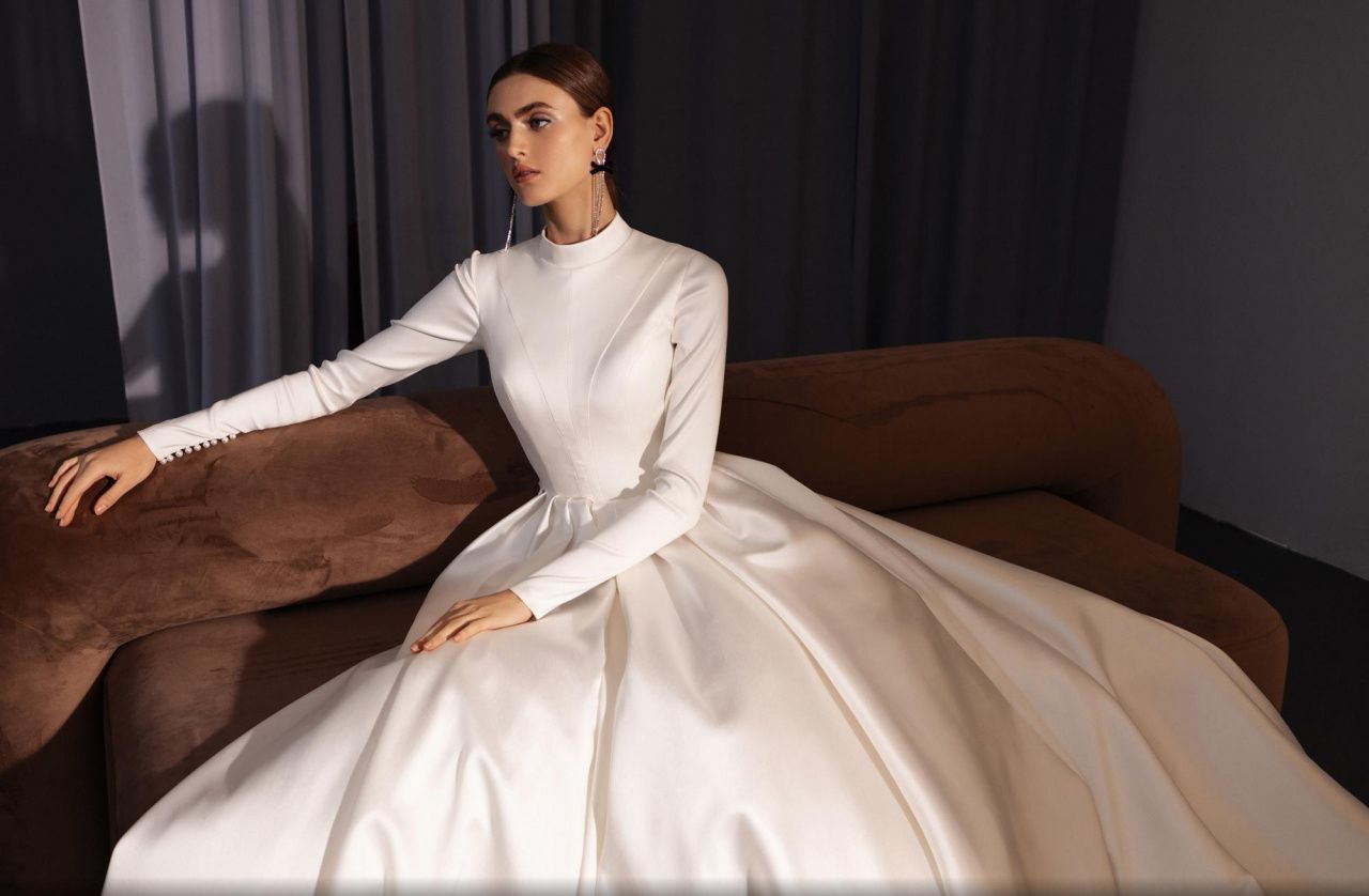 Закрытое атласное платье фото