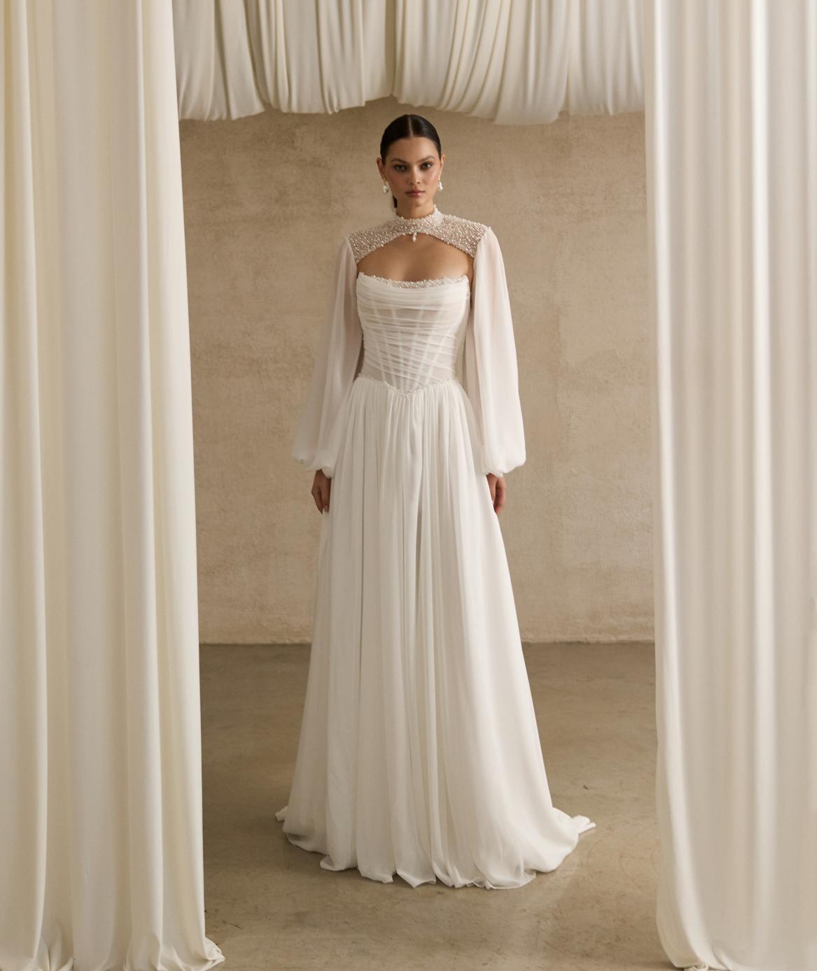 Шифоновое свадебное платье с жемчугом на корсете фото