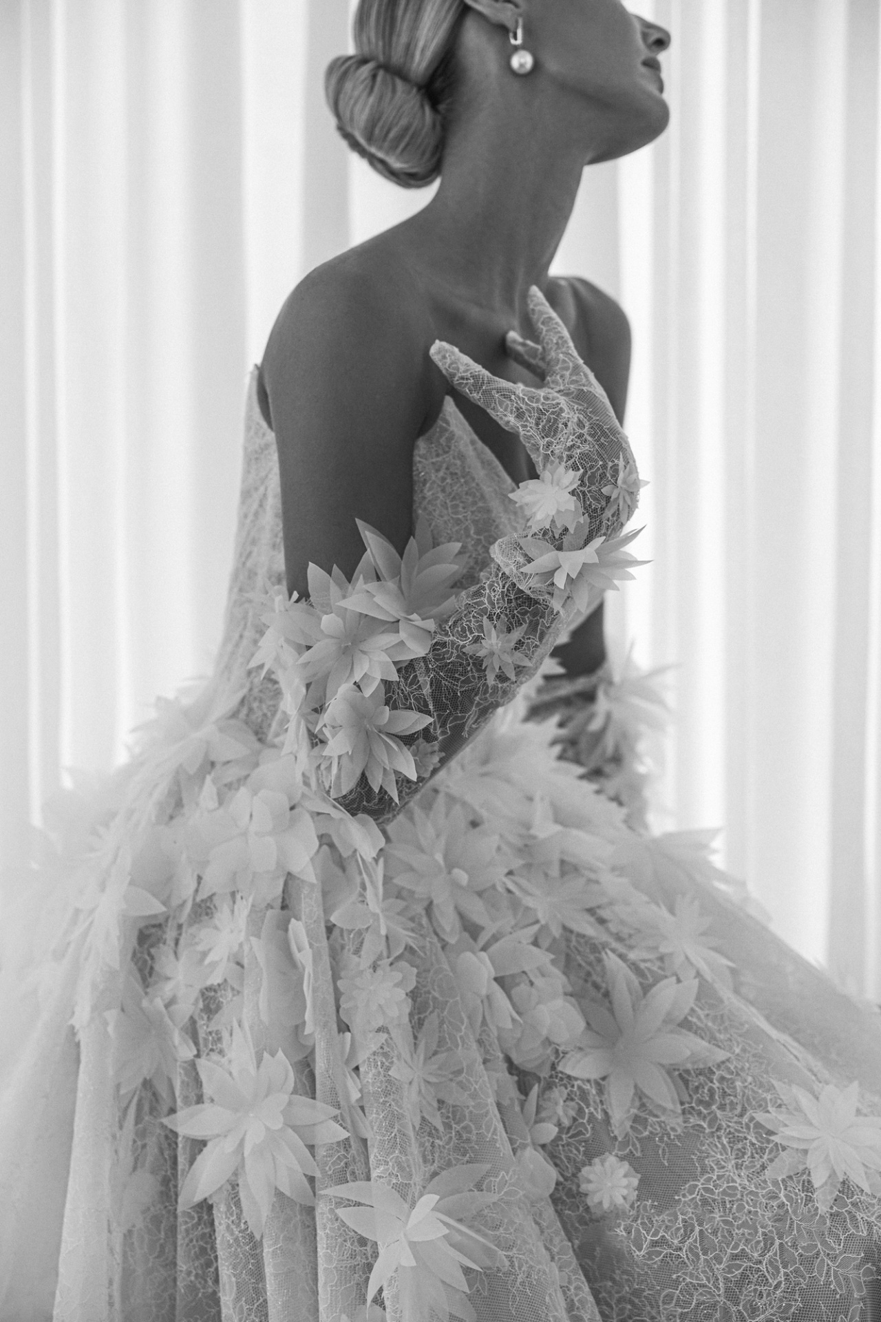 Эффектное свадебное платье с объемными цветками фото