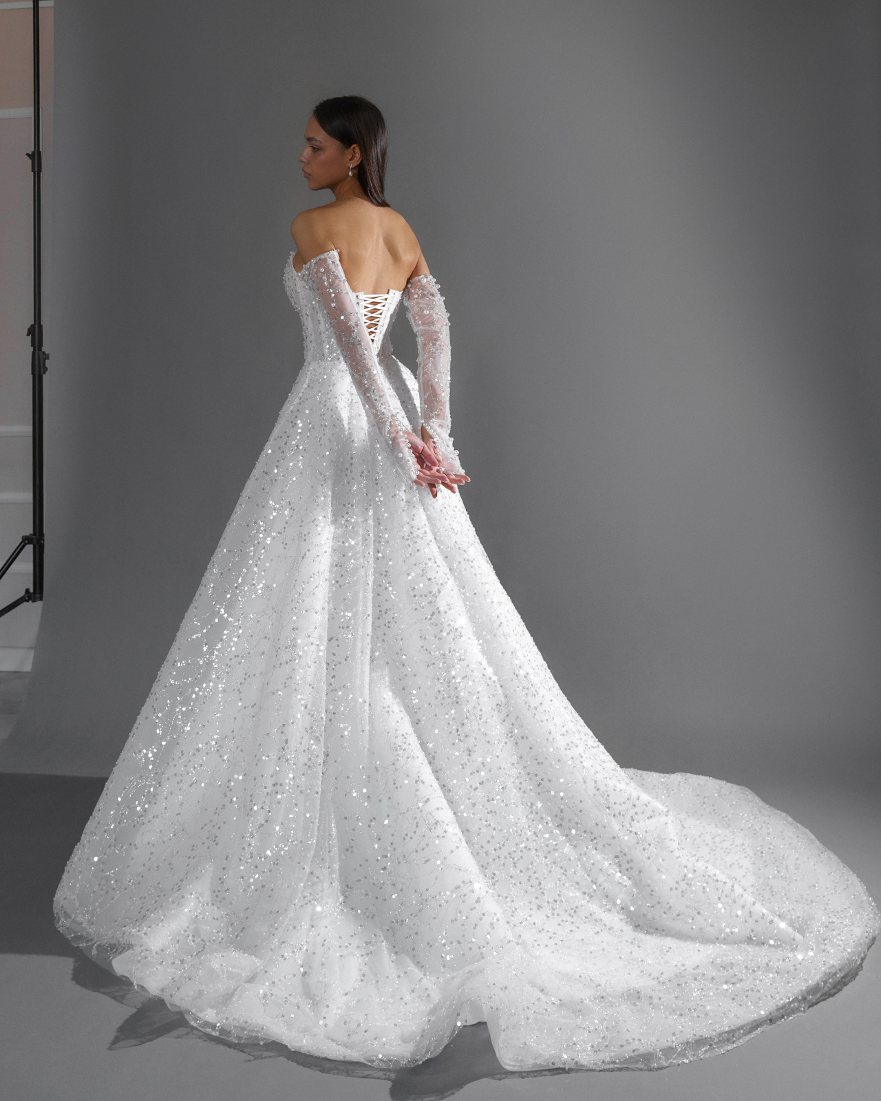 Свадебное платье с роскошной расшивкой и рукавами фото