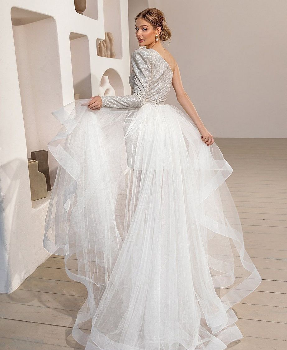 Короткое свадебное платье с одним рукавом фото