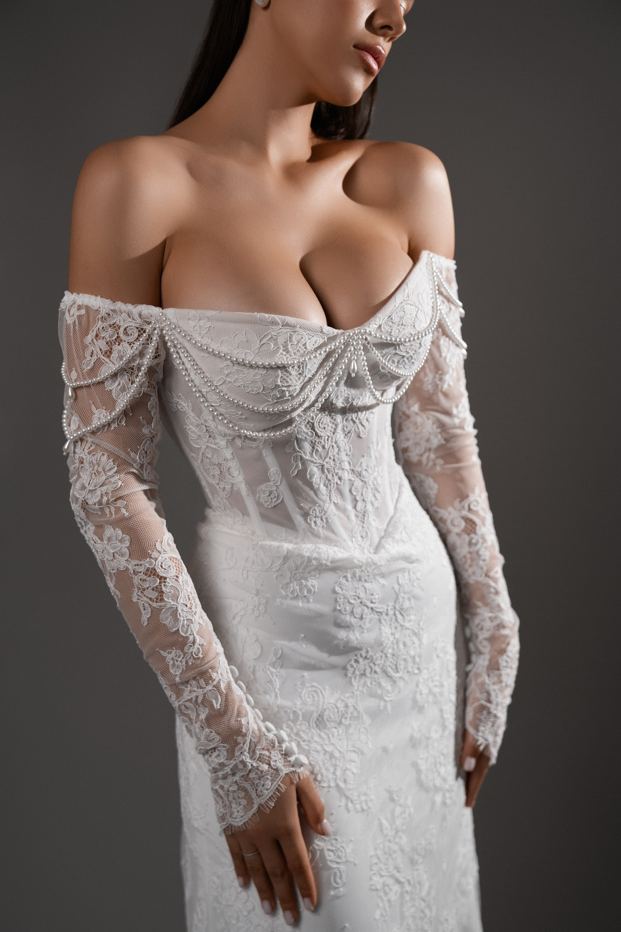 Кружевное свадебное платье русалка с декором из бус фото