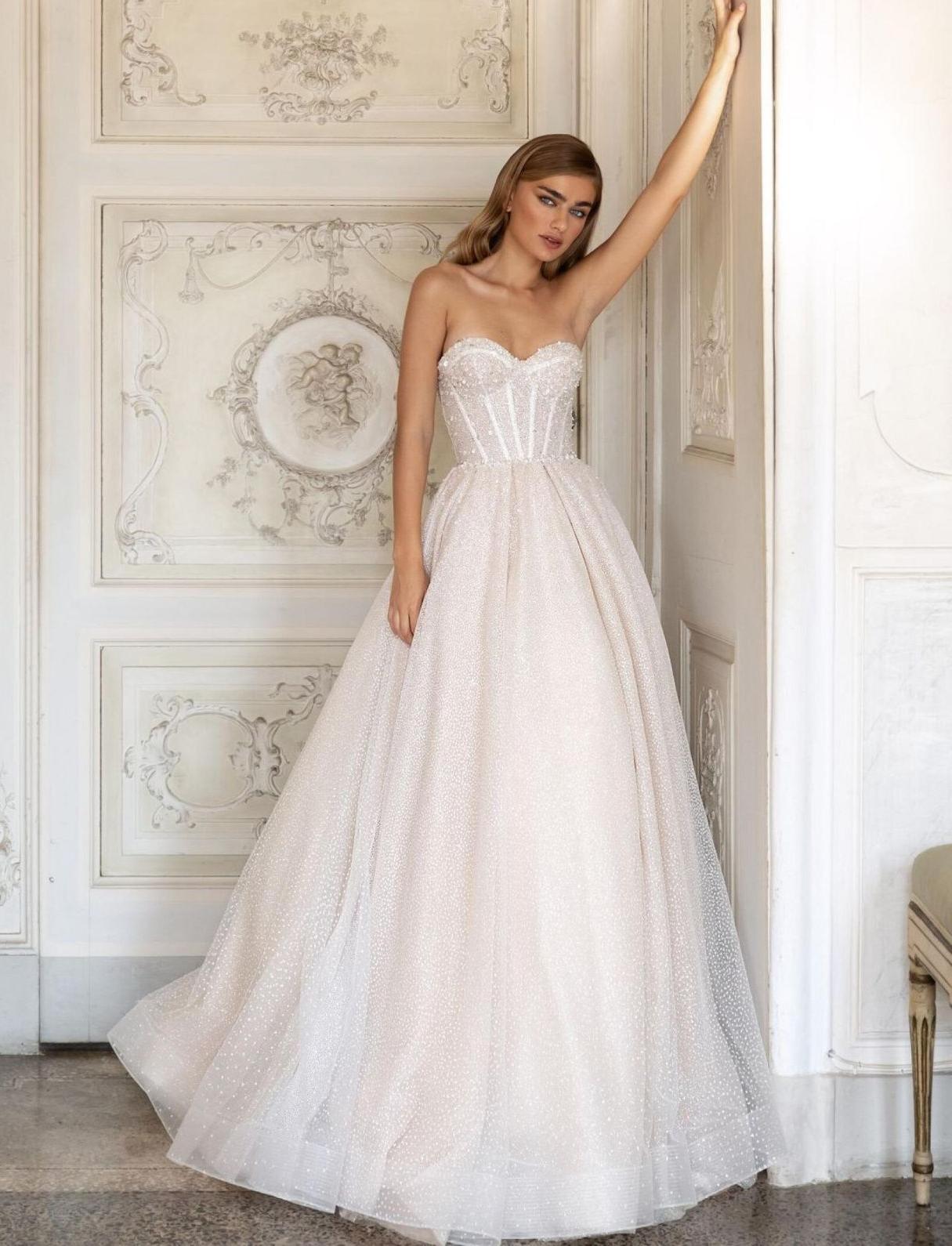 Ослепляющее свадебное платье с длинным шлейфом фото