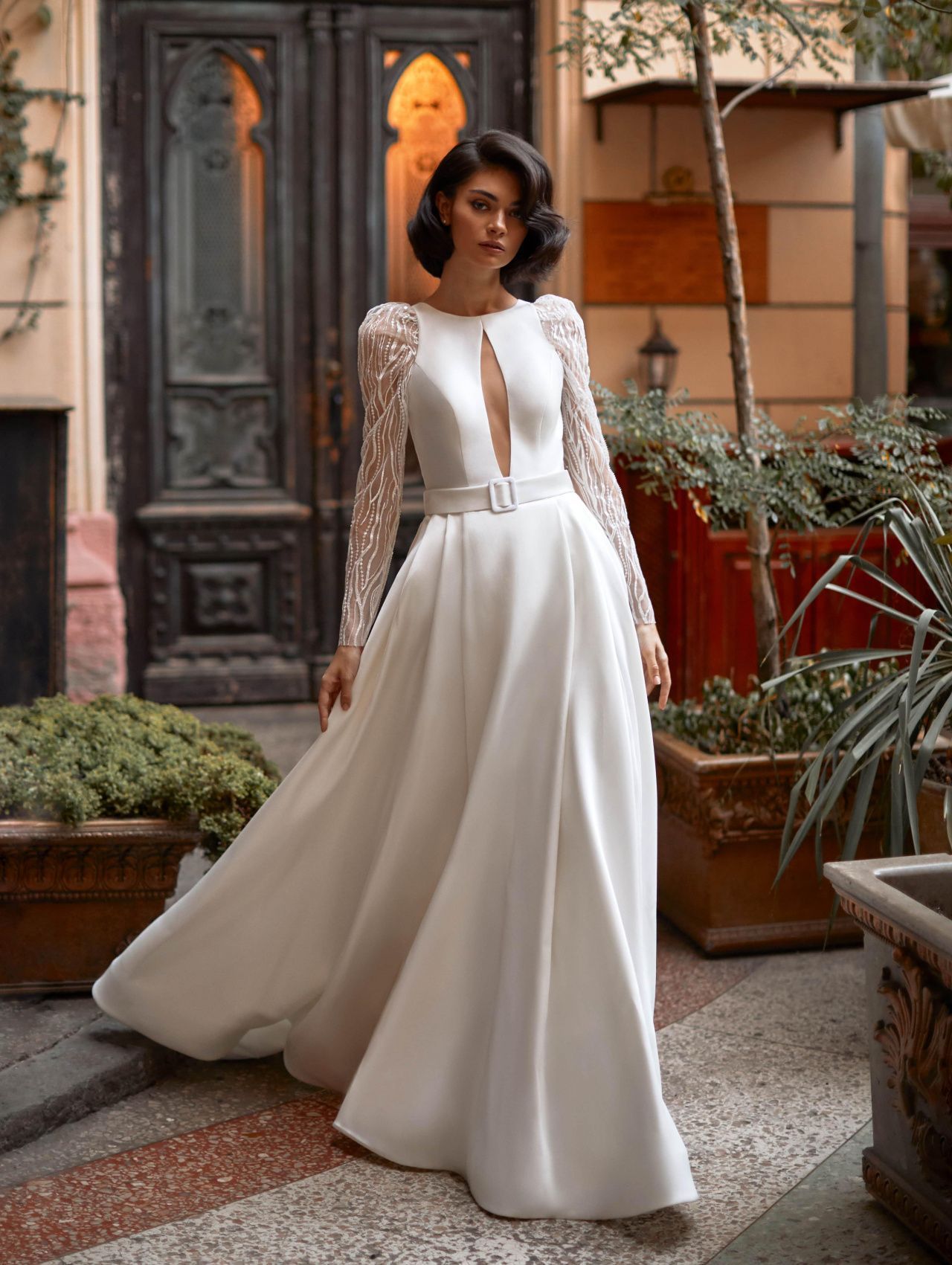 Атласное свадебное платье с ажурными рукавами фото