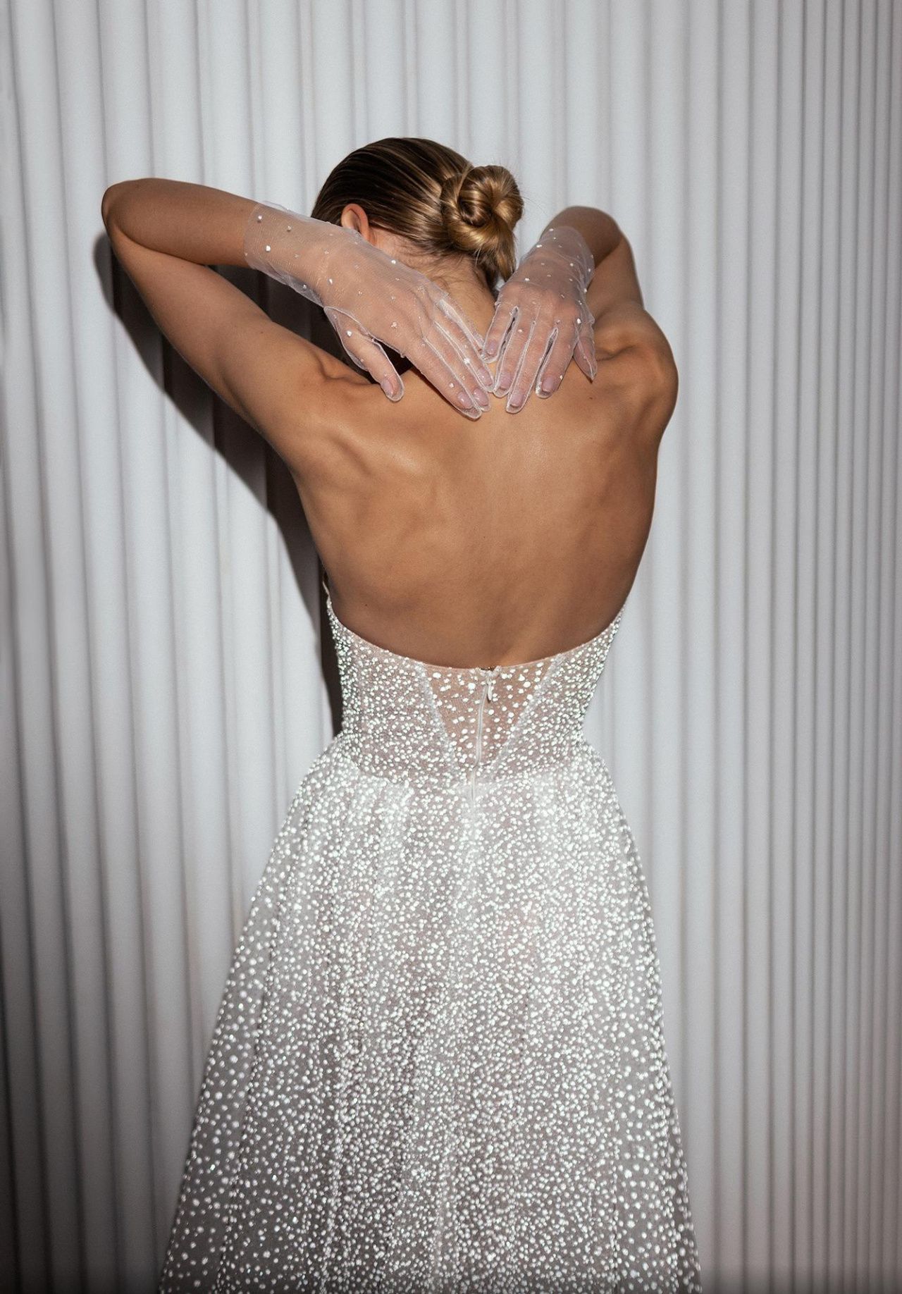 Роскошное свадебное платье с глубоким декольте фото