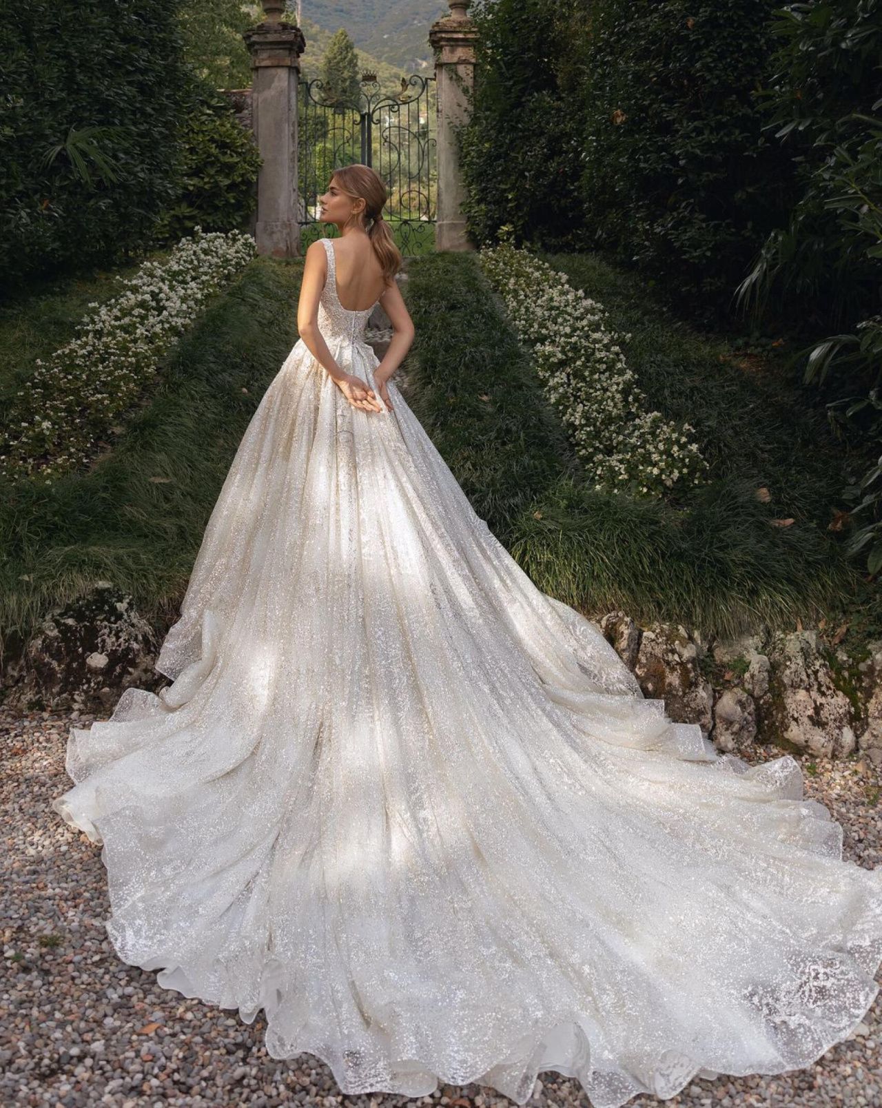 Роскошное свадебное платье с длинным шлейфом фото