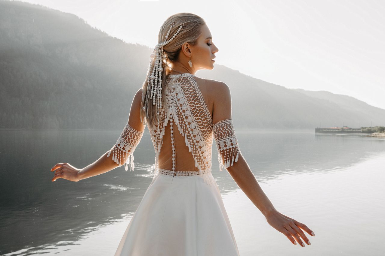 Оригинальное свадебное платья с атласной юбкой фото