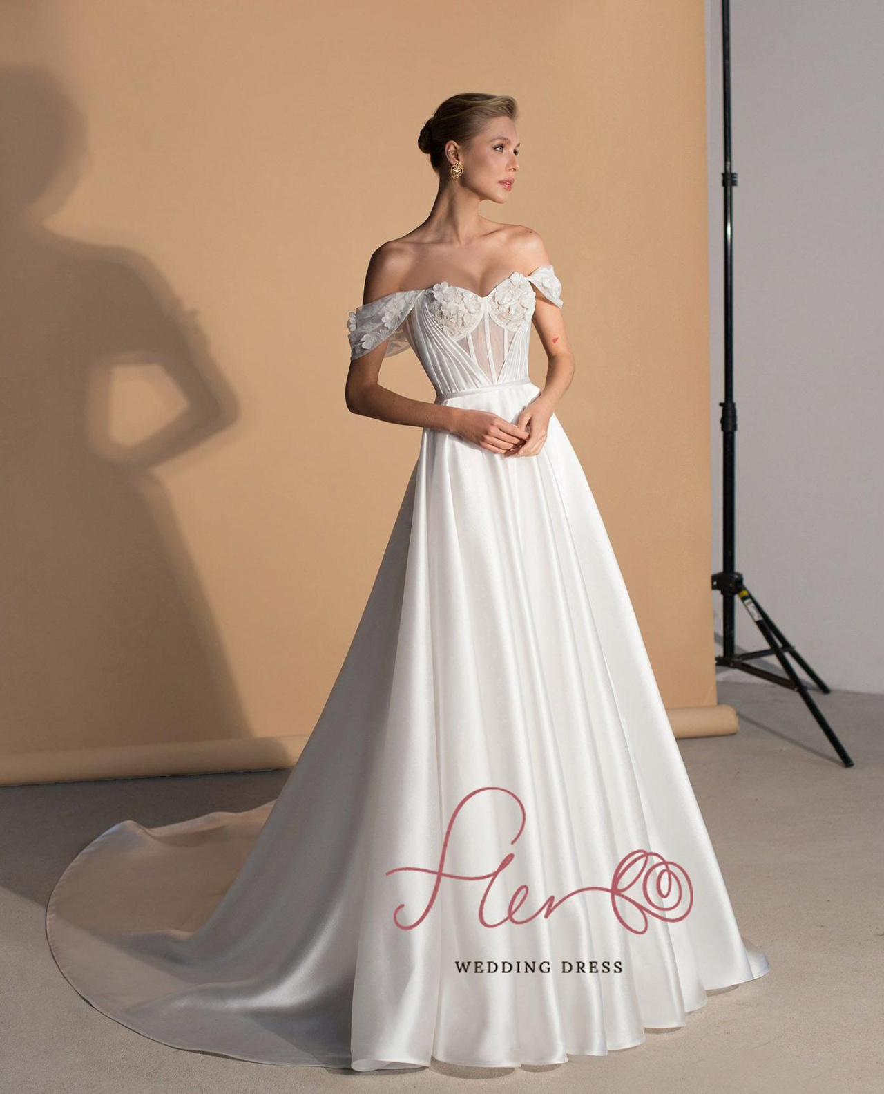 Атласное свадебное платье с цветочным декором по лифу фото