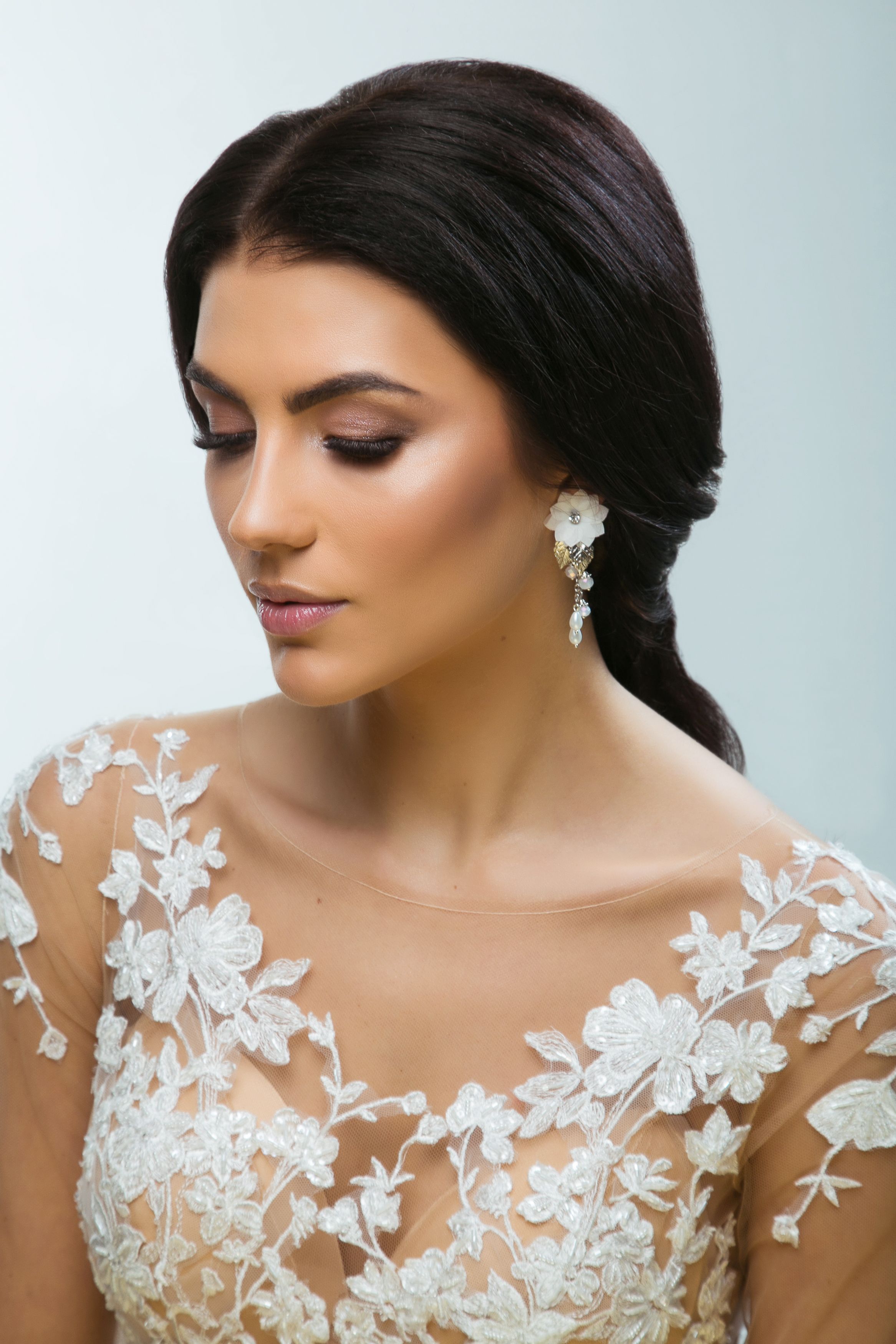 Нежные серьги с объемными цветами фото