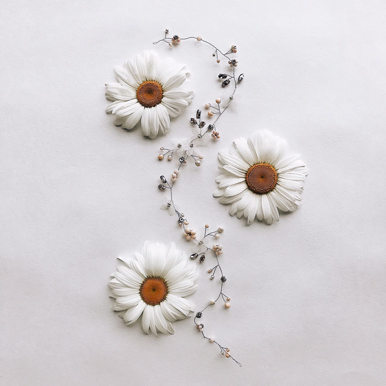 Стильное украшение веточка для свадебной прически фото