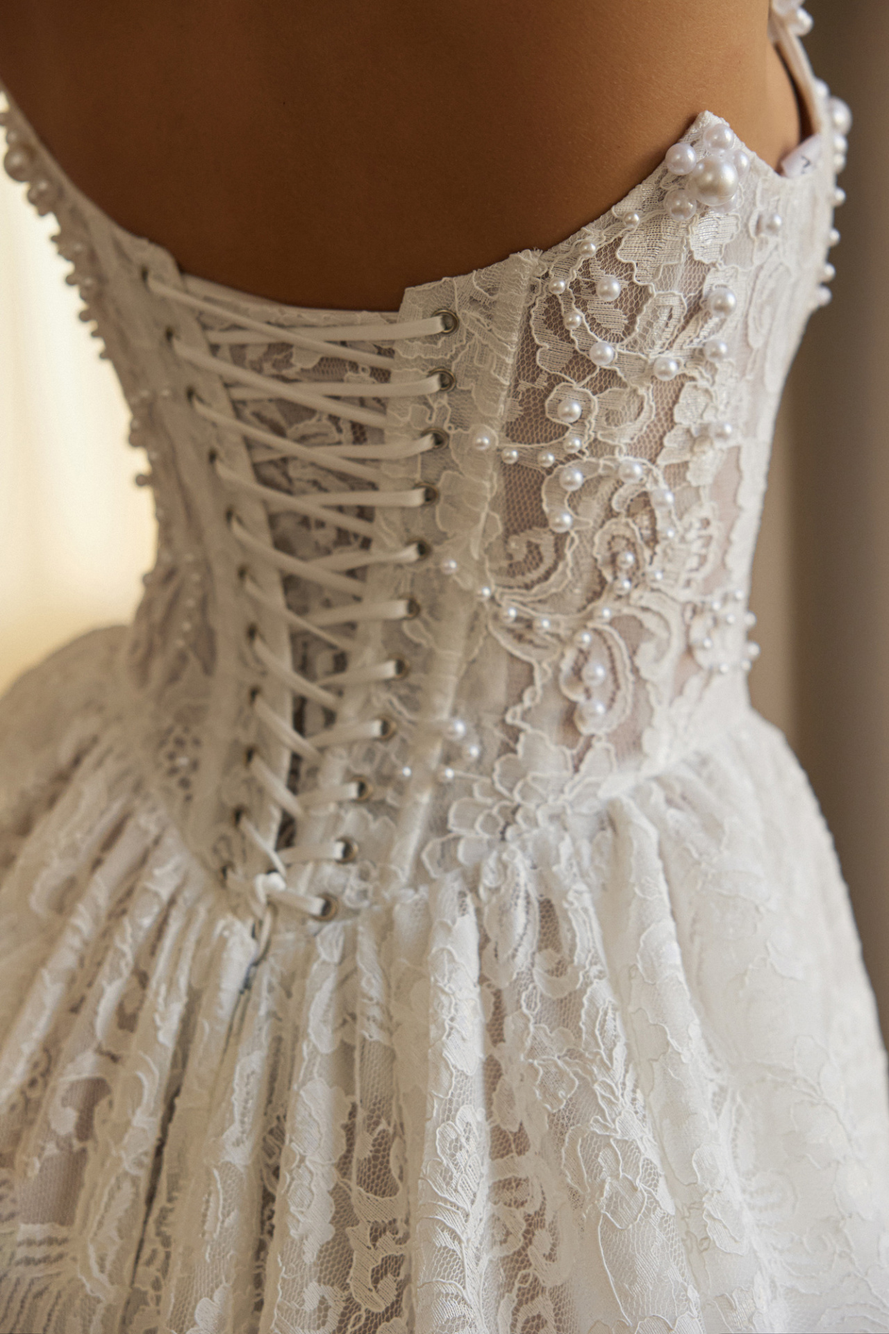 Кружевное корсетное свадебное платье с перчатками фото