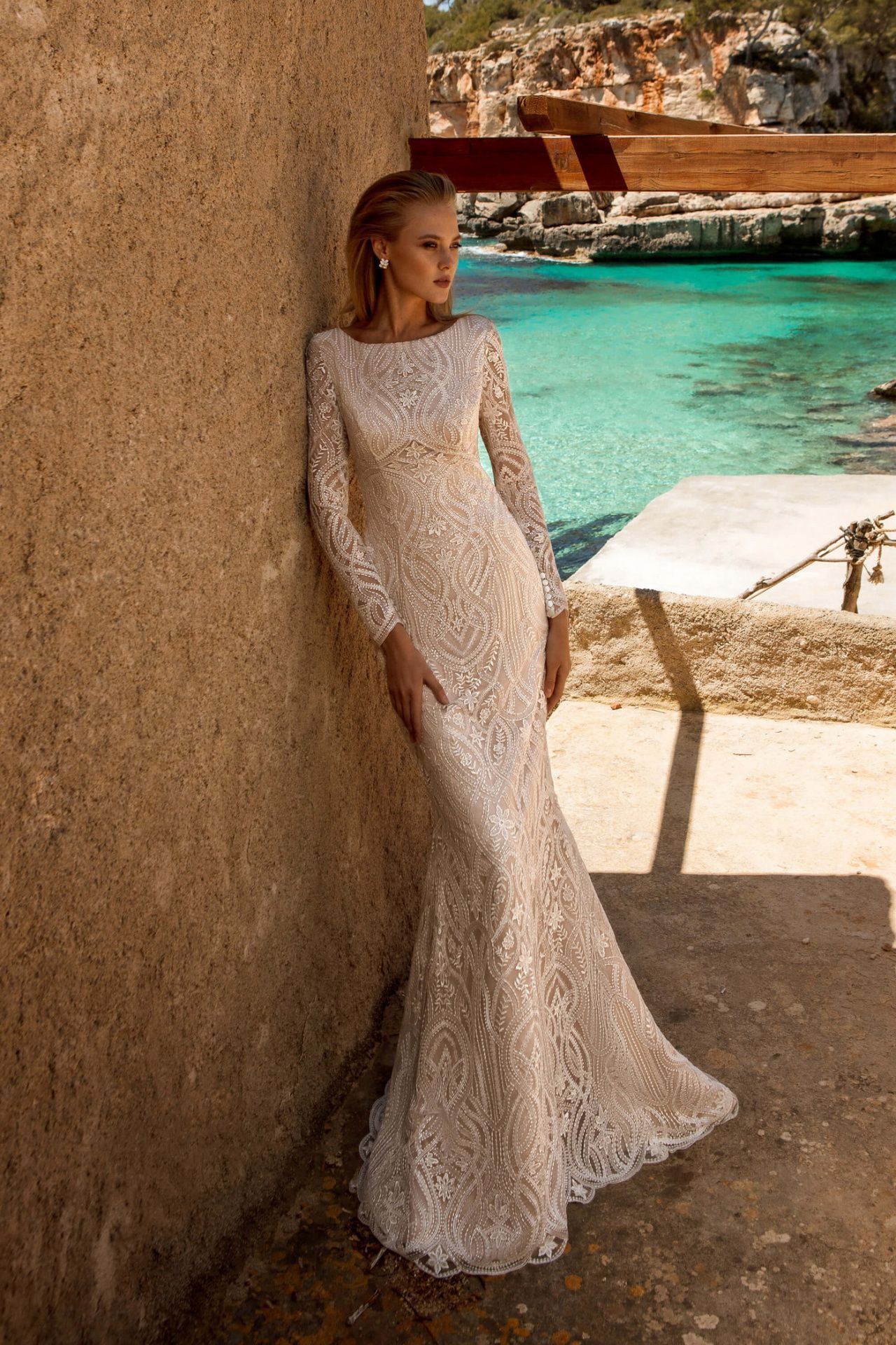 Утонченная рыбка с рукавами и открытой спиной