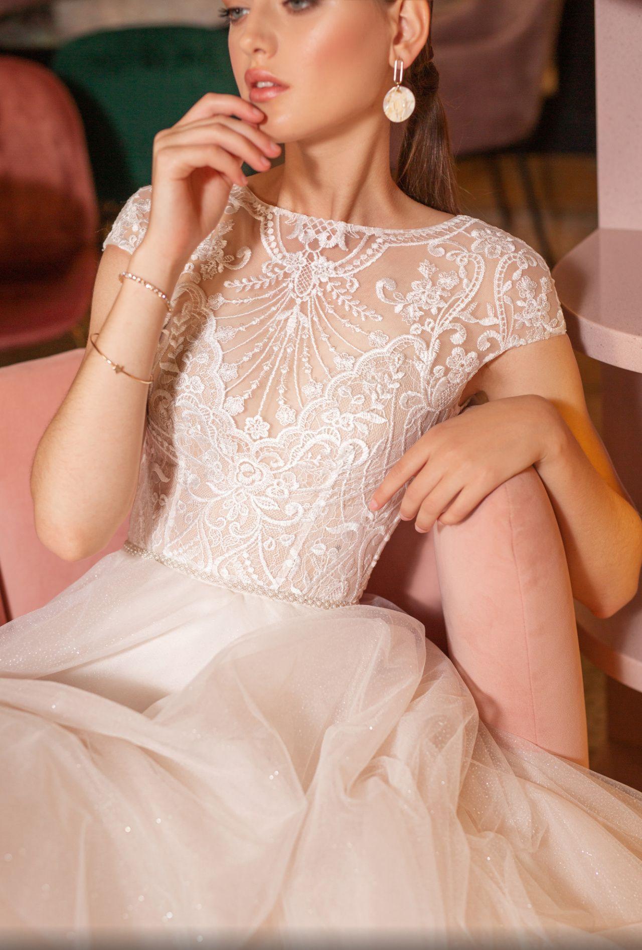 Свадебное лпатье с легкой юбкой и кружевным верхом фото