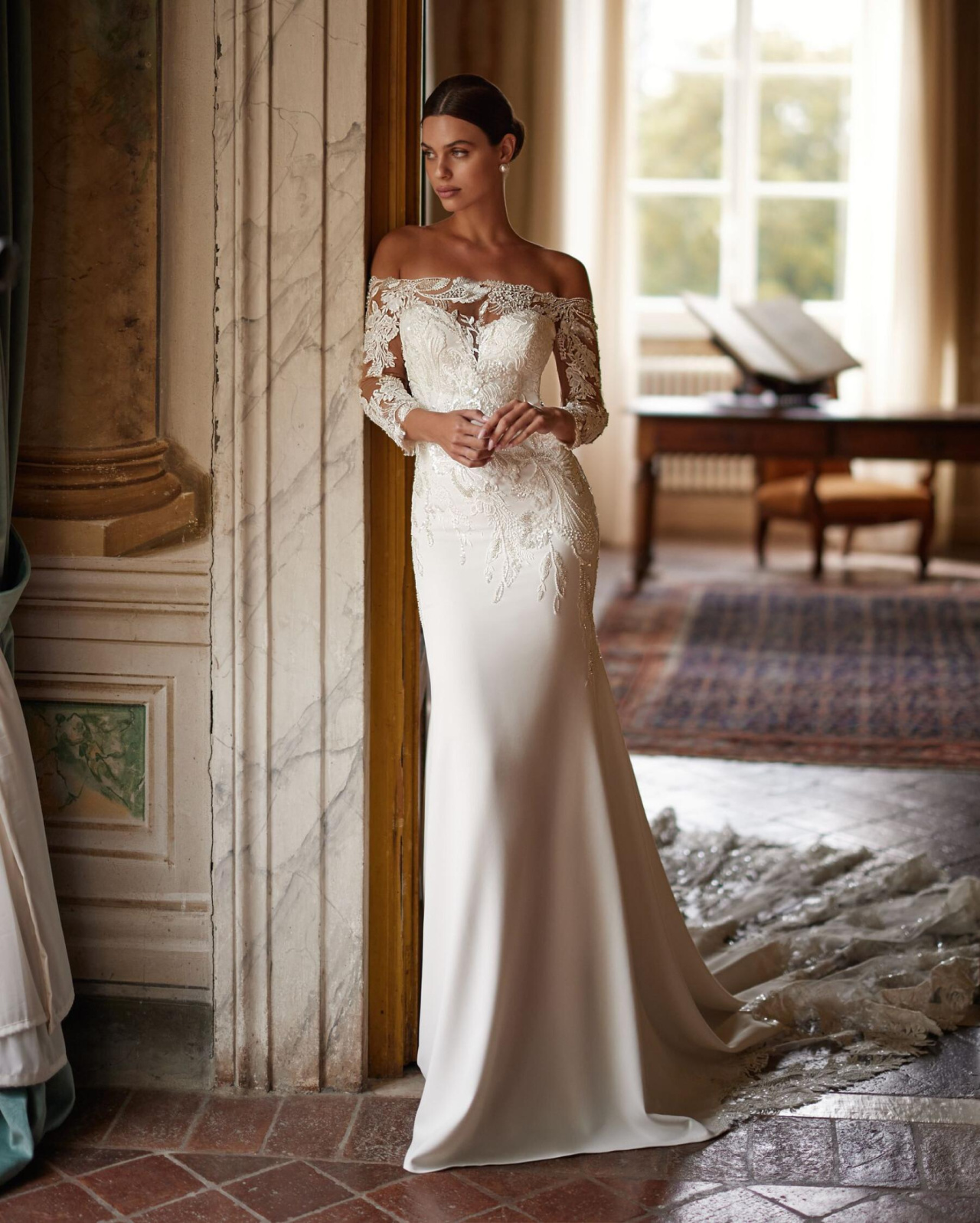 Роскошное свадебное платье с кружевным шлейфом и рукавами фото