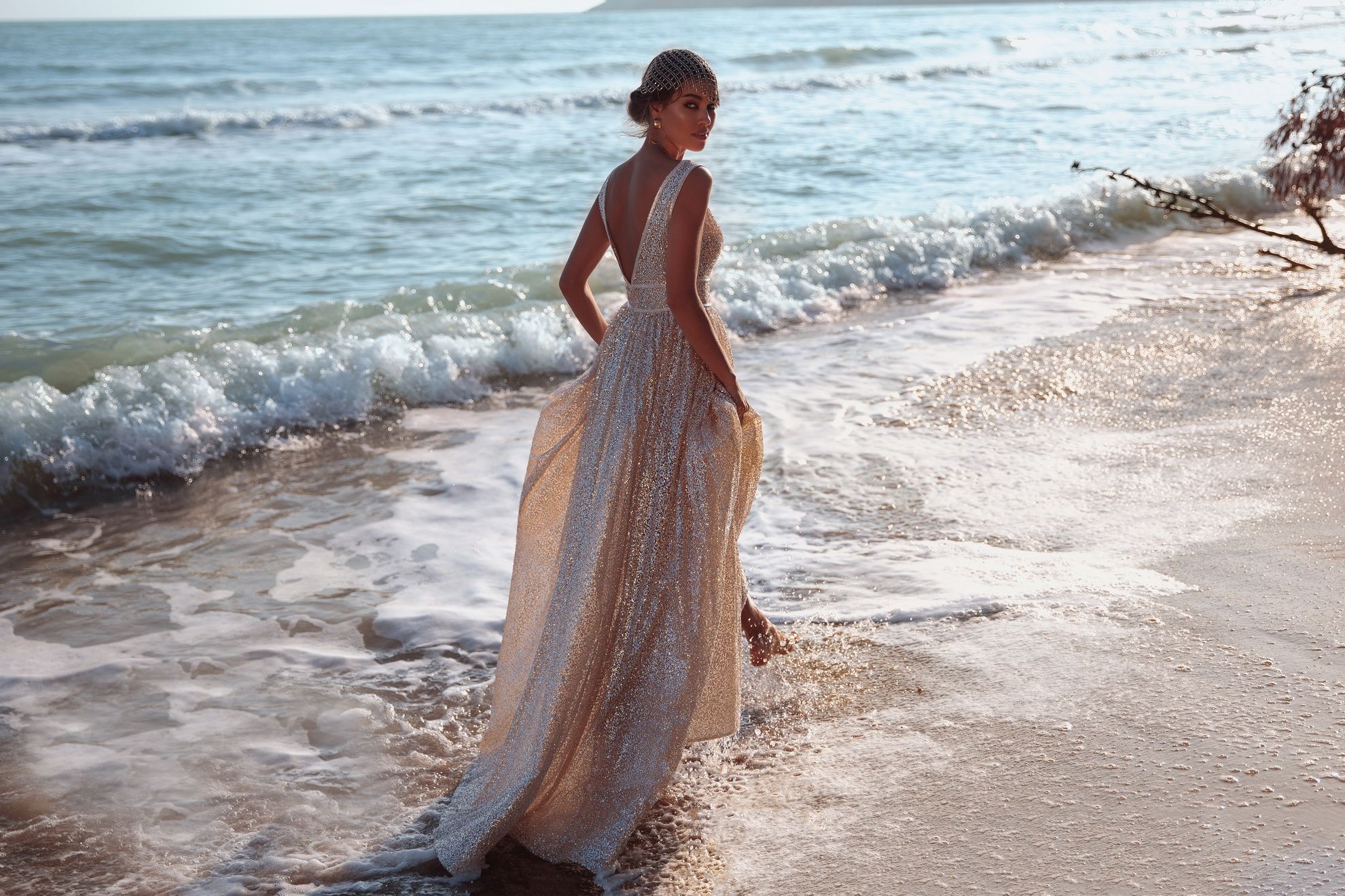 Блестящее золотое свадебное платье фото