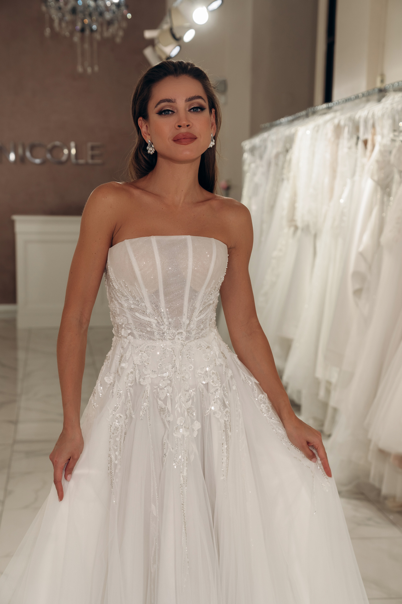 Стильное сваддебное платье с легкой юбкой и блестящим корсетом фото