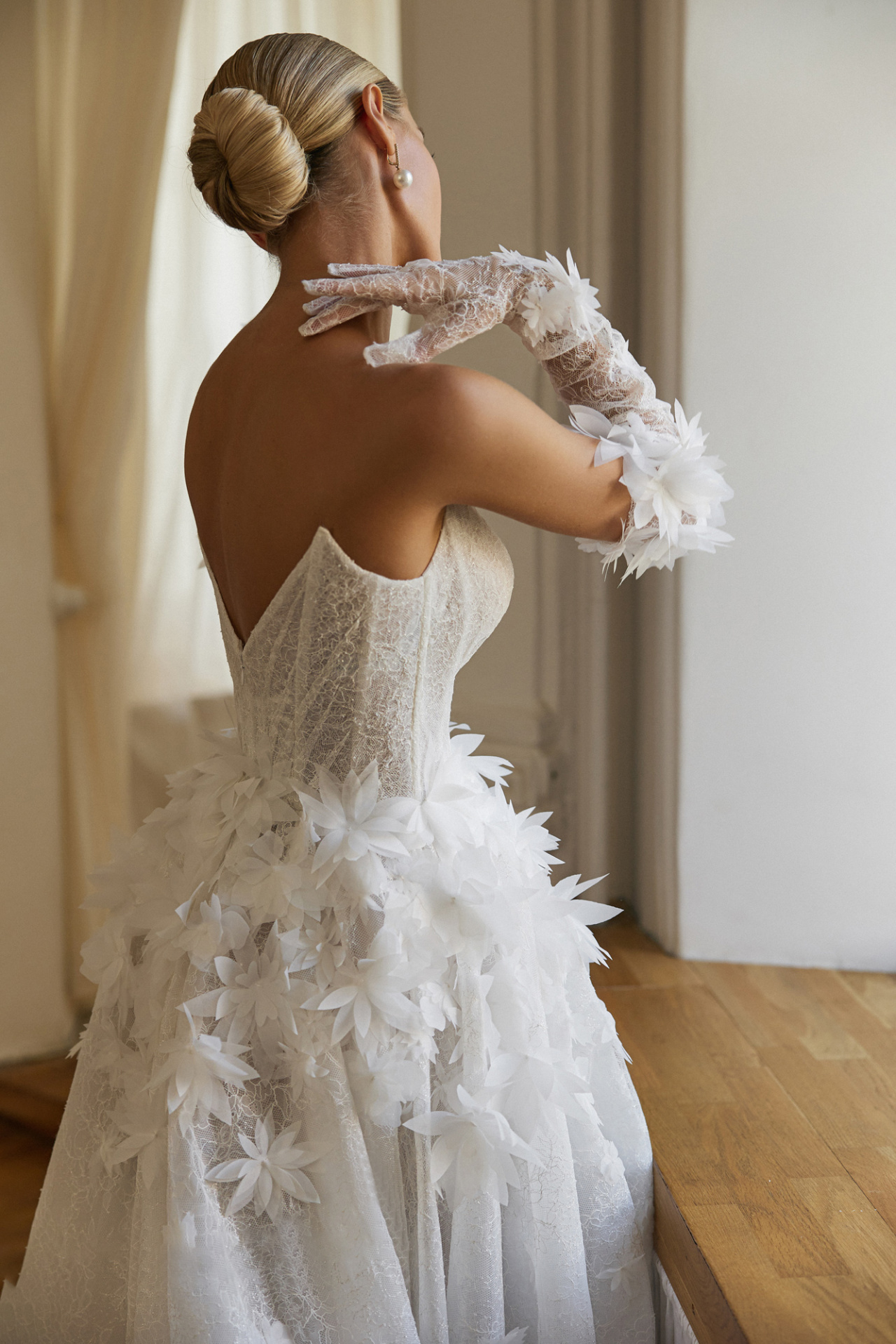 Эффектное свадебное платье с объемными цветками фото