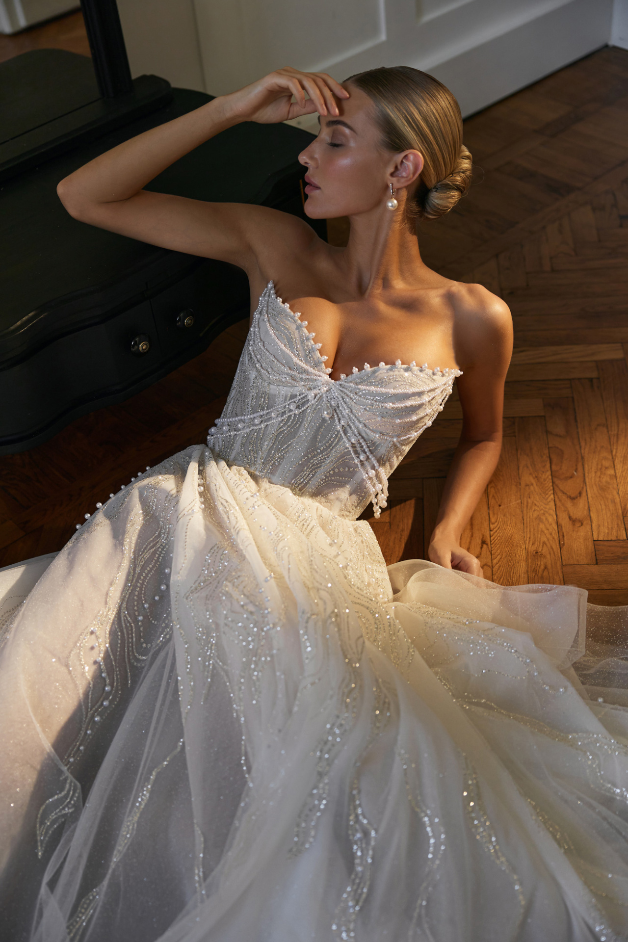 Роскошное свадебное платье декорированное жемчугом фото