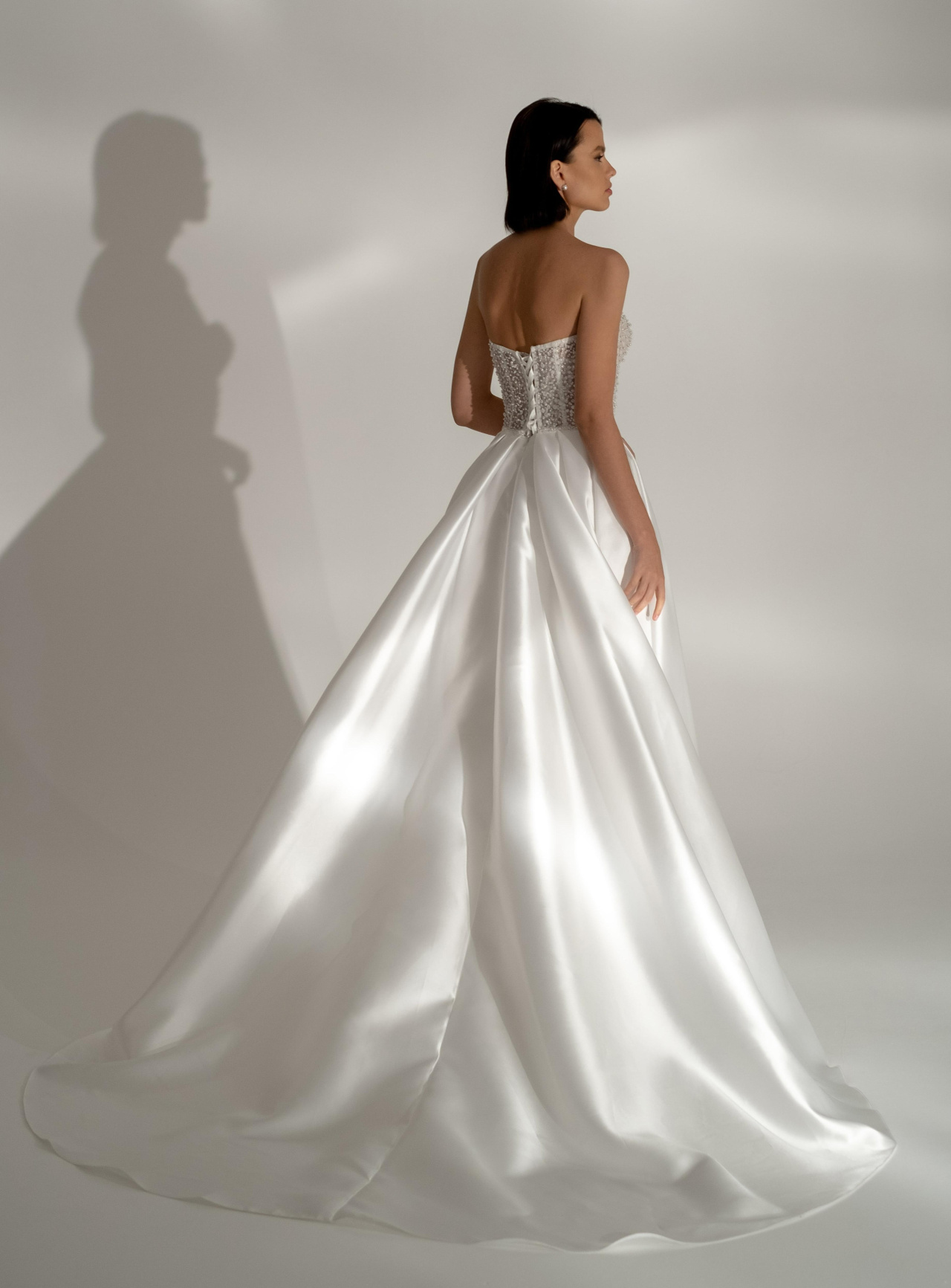 Атласное свадебное платье с жемчужным корсетом фото