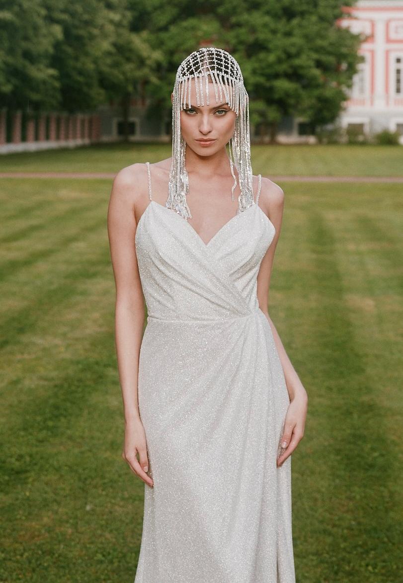 Сверкающее свадебное платье на тонких бретелях фото