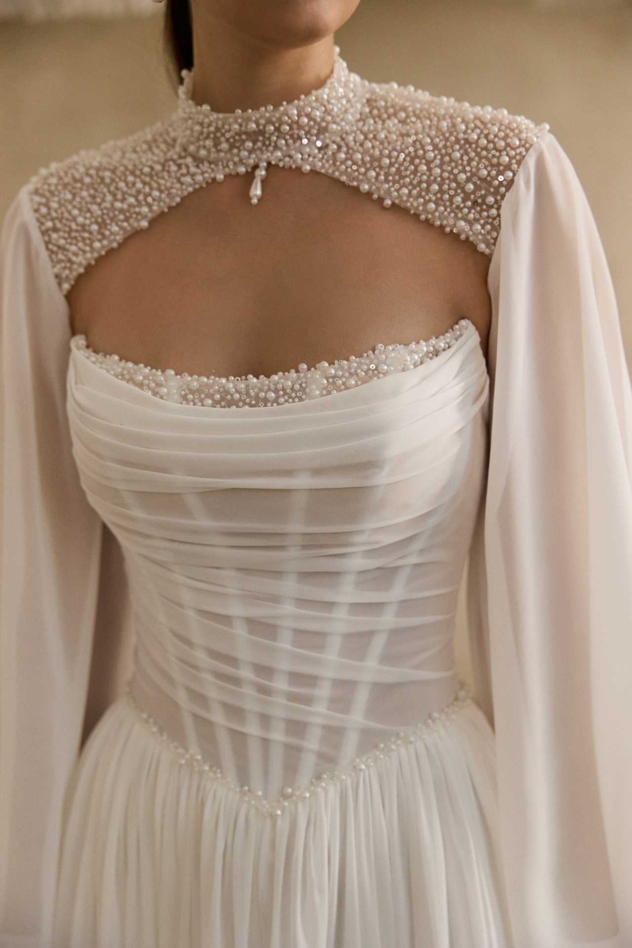 Шифоновое свадебное платье с жемчугом на корсете фото