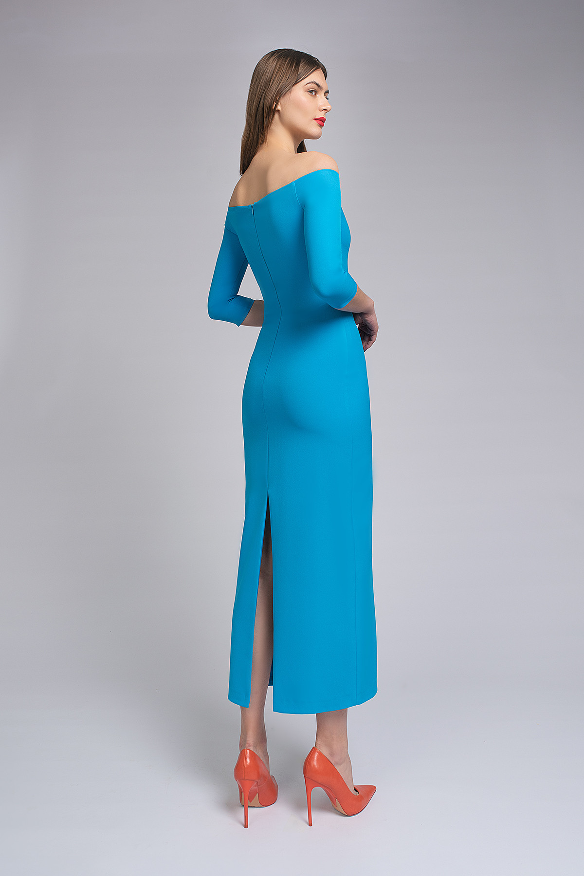 Вечернее платье миди с открытыми плечами фото