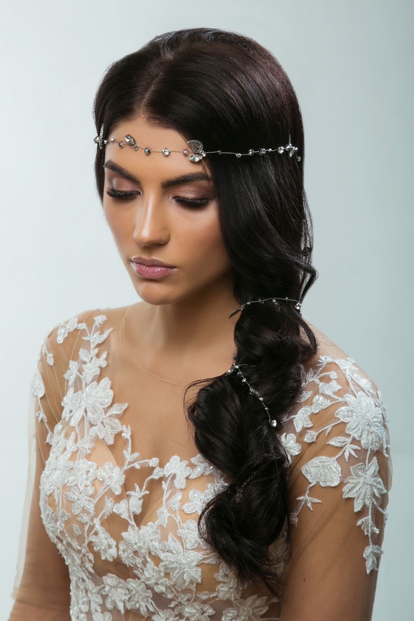 Нежное украшение веточка в волосы фото