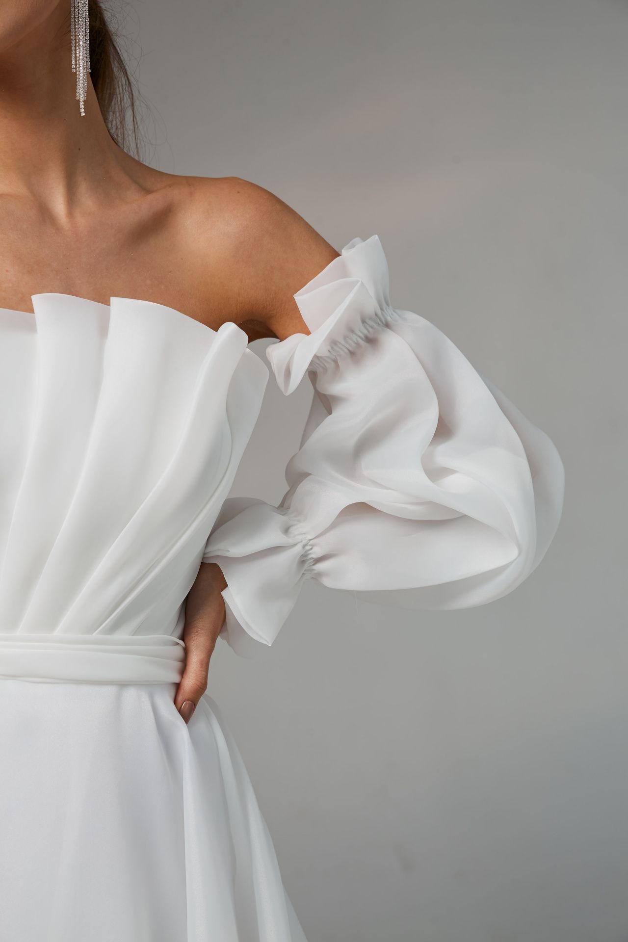 Белое свадебное платье с пышными съемными  рукавами фото