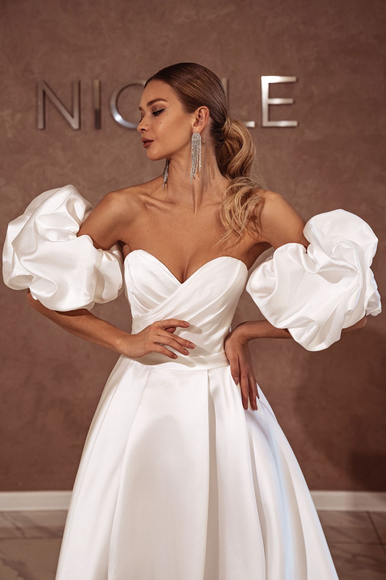 Белое свадебное платье с рукавами буфами фото