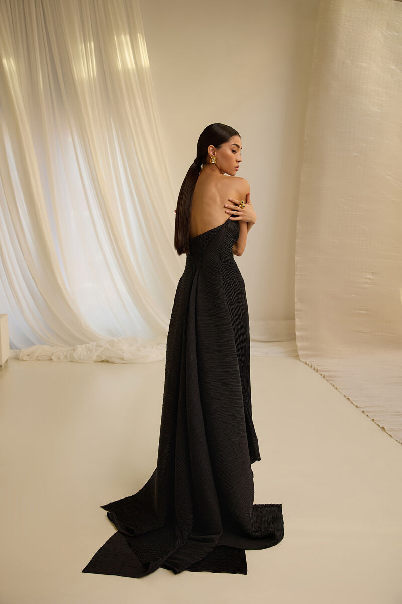 Черное вечернее платье из плиссе фото