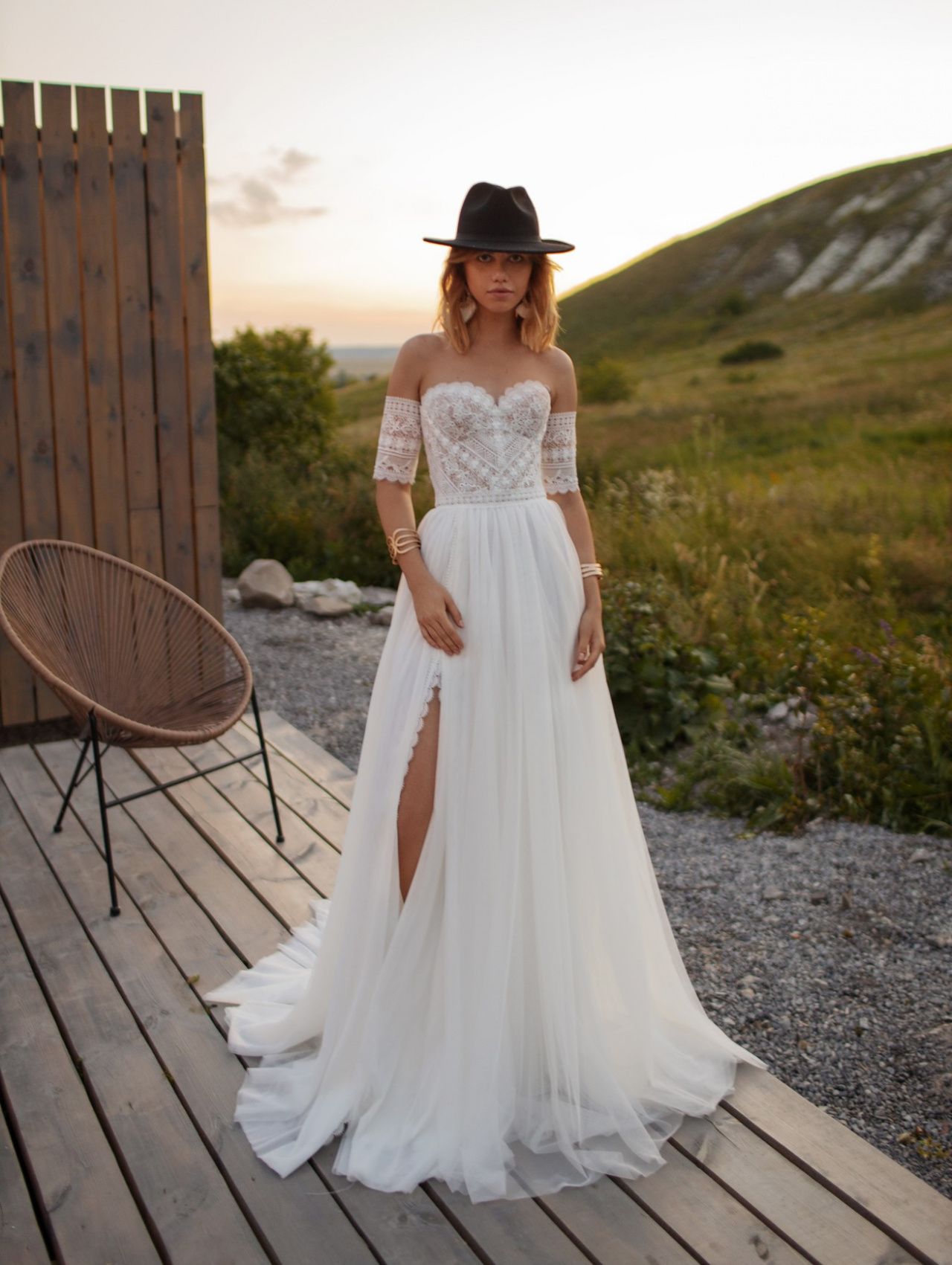 Стильное свадебное платье бохо с разрезом фото