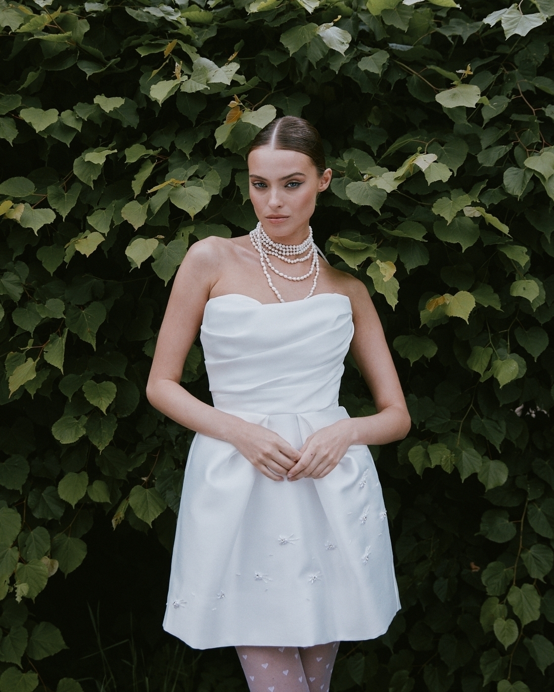 Свадебное платье мини с нежным узором на юбке фото